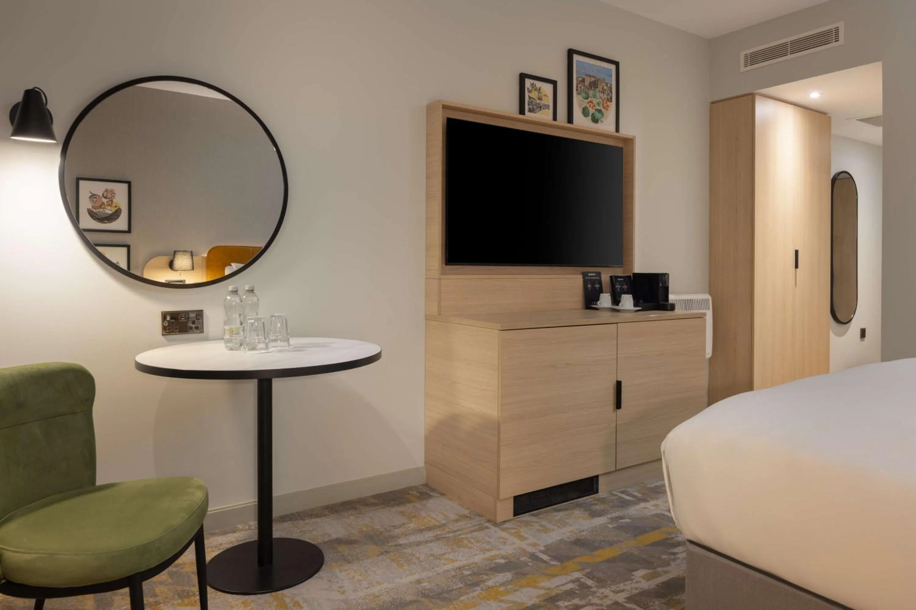 TV and multimedia, Bed in DoubleTree by Hilton Edinburgh Airport