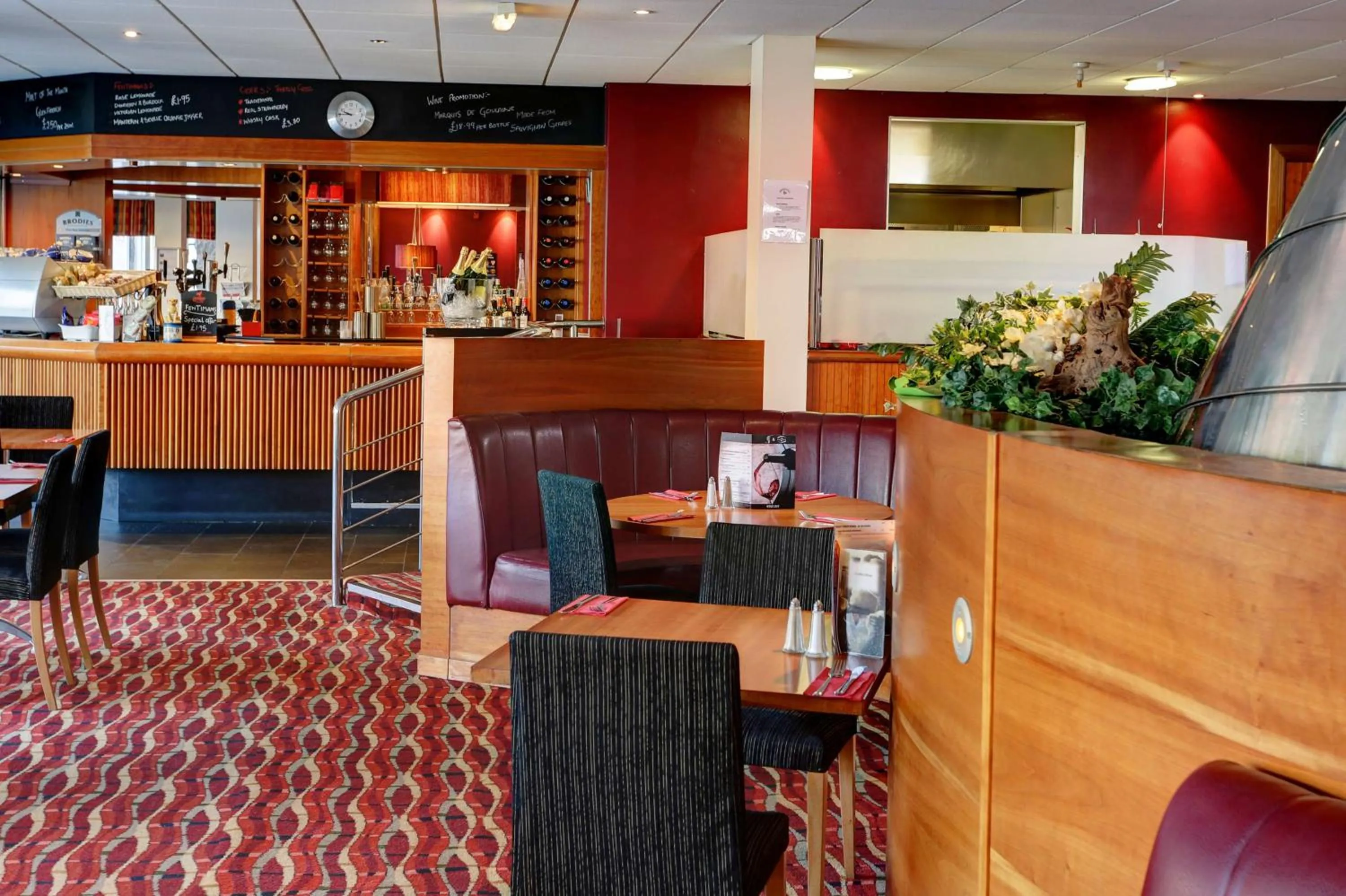 Restaurant/places to eat in Best Western Kings Manor