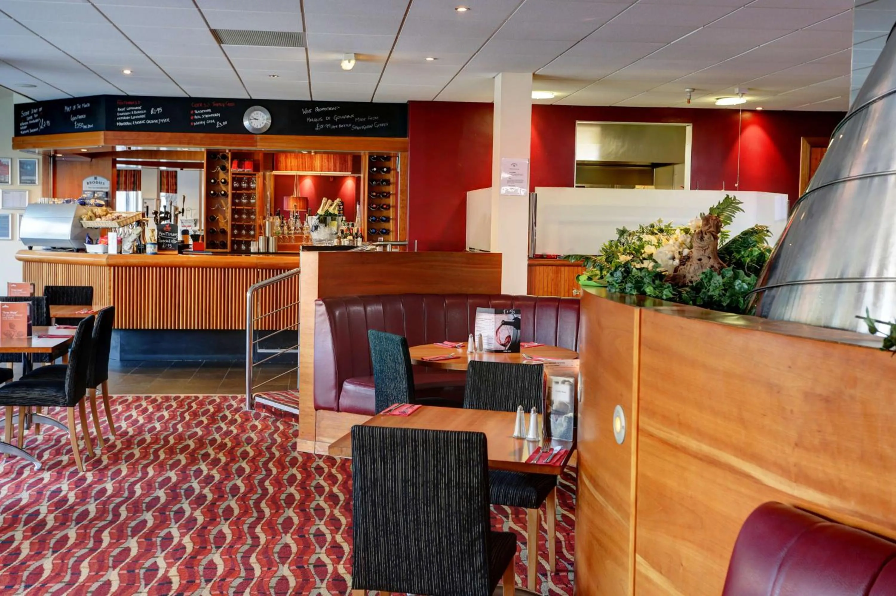 Restaurant/places to eat in Best Western Kings Manor
