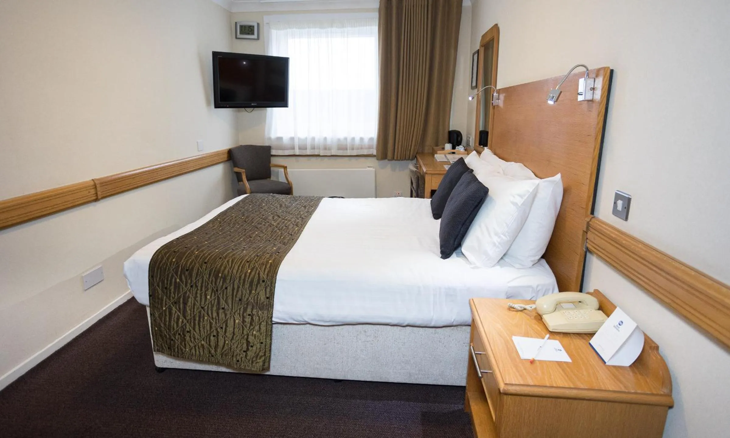 Photo of the whole room, Bed in Best Western Kings Manor