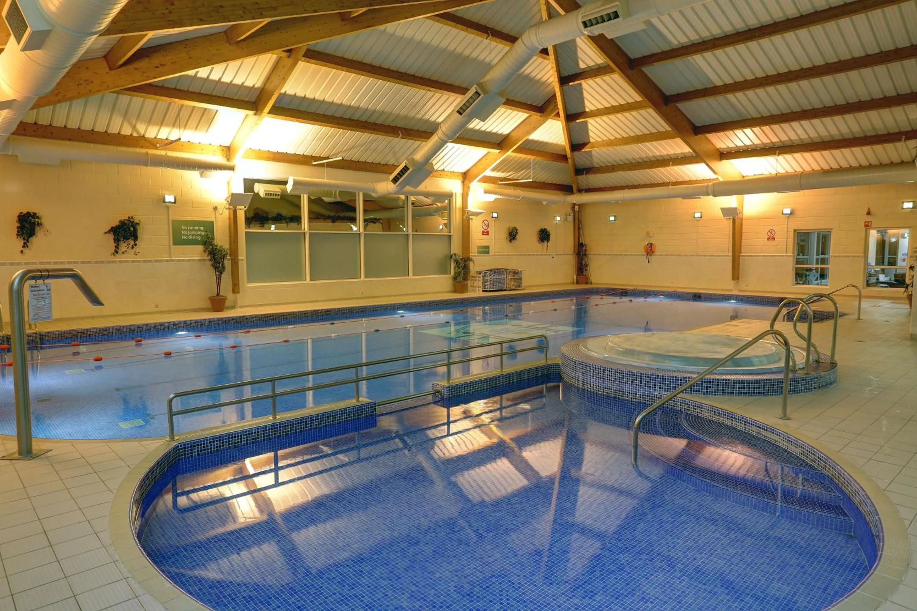 Swimming pool in Best Western Kings Manor