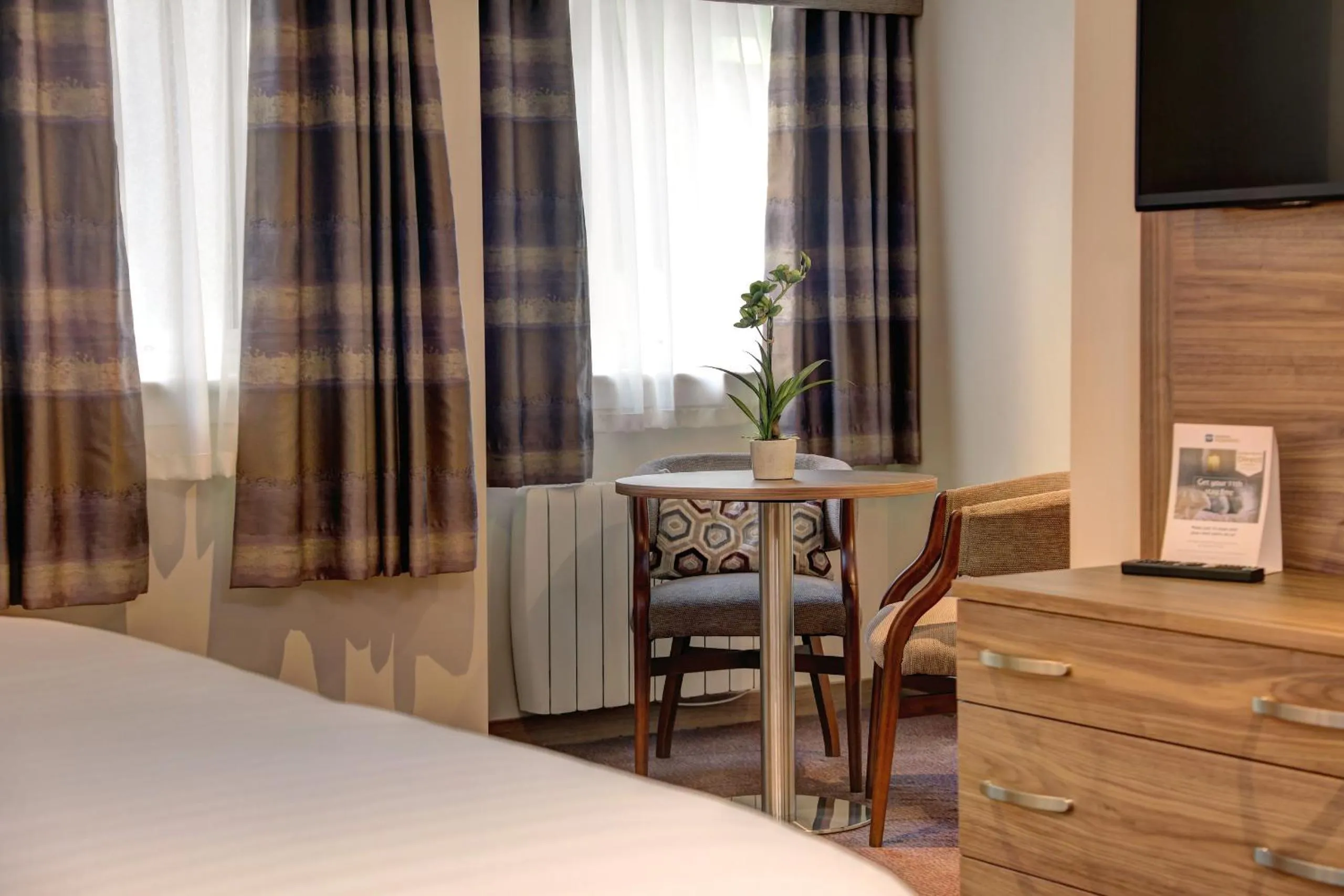 Photo of the whole room, Bed in Best Western Kings Manor