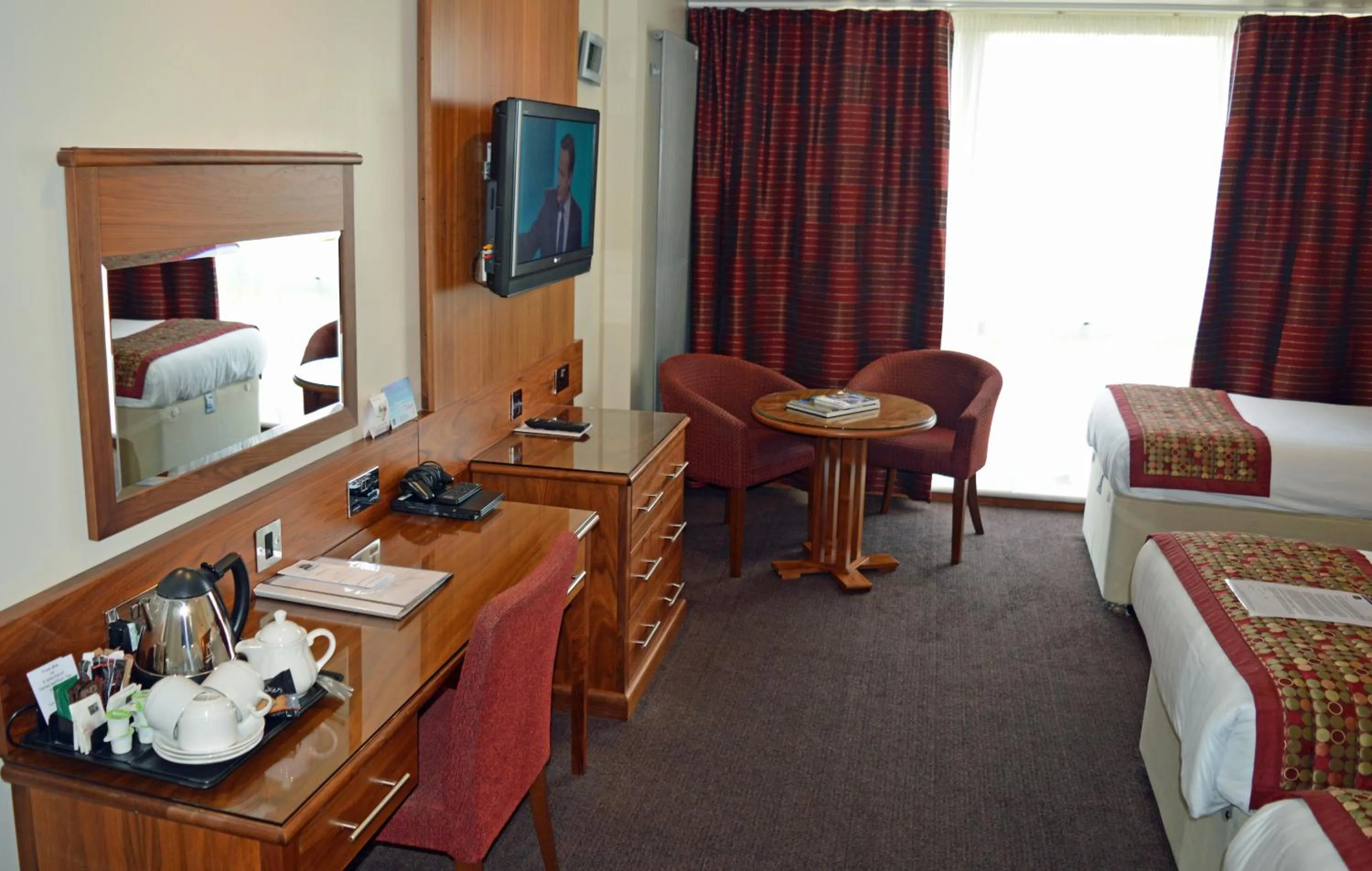 Photo of the whole room, Bed in Best Western Kings Manor
