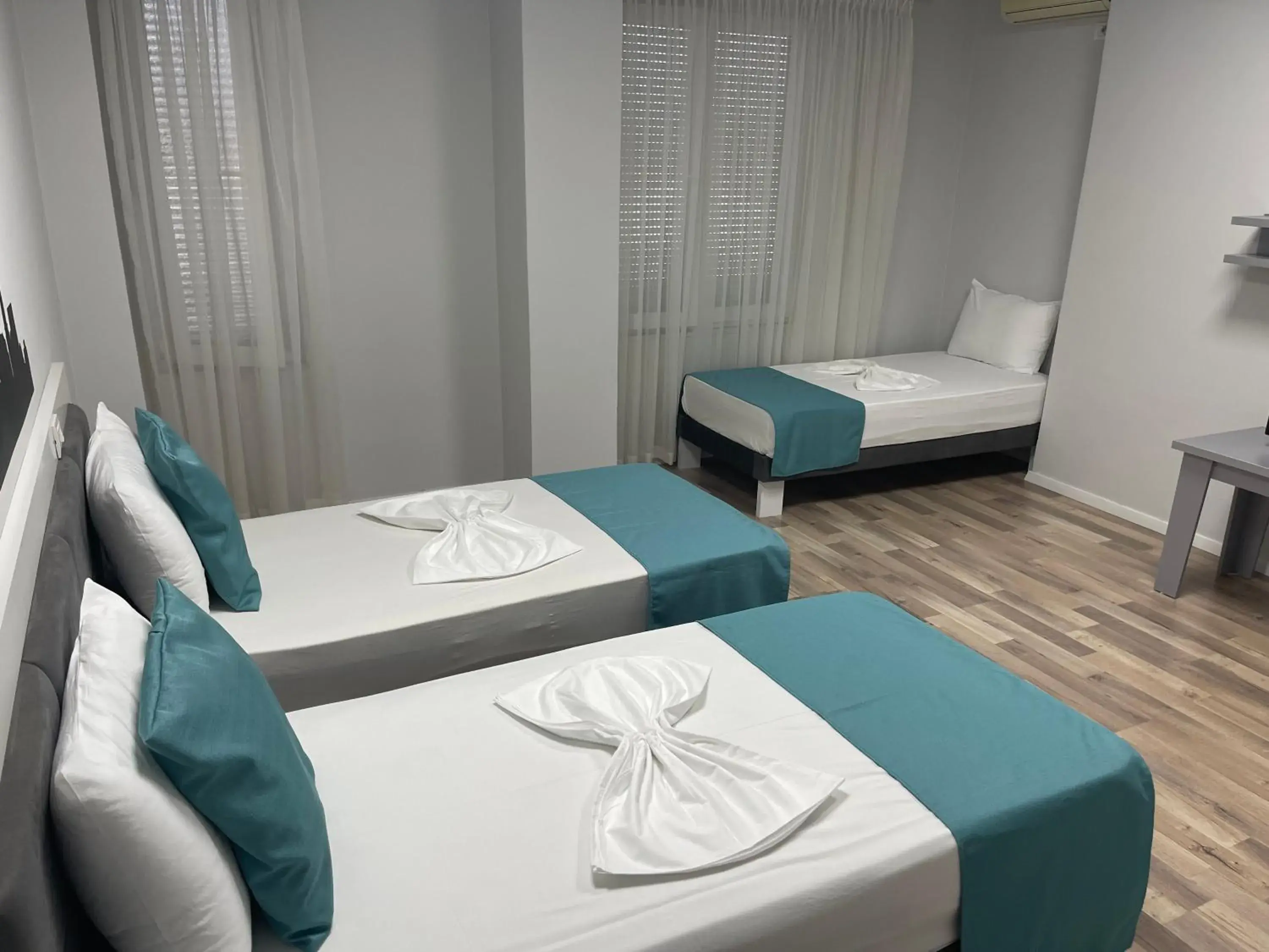 Basic Triple Room in Hotel New York Basic Triple Room in Hotel New York