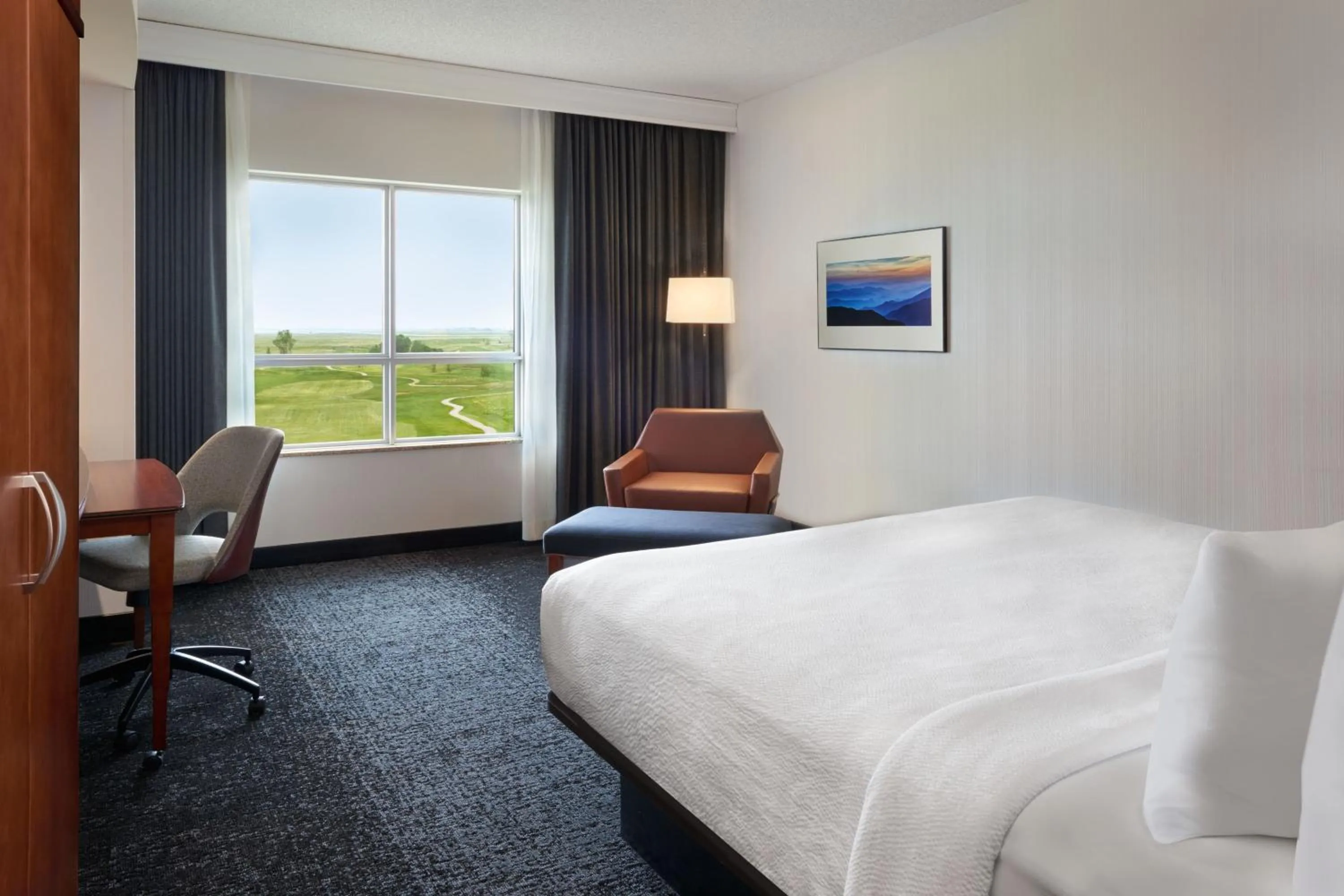 Photo of the whole room, Bed in Courtyard by Marriott Calgary Airport