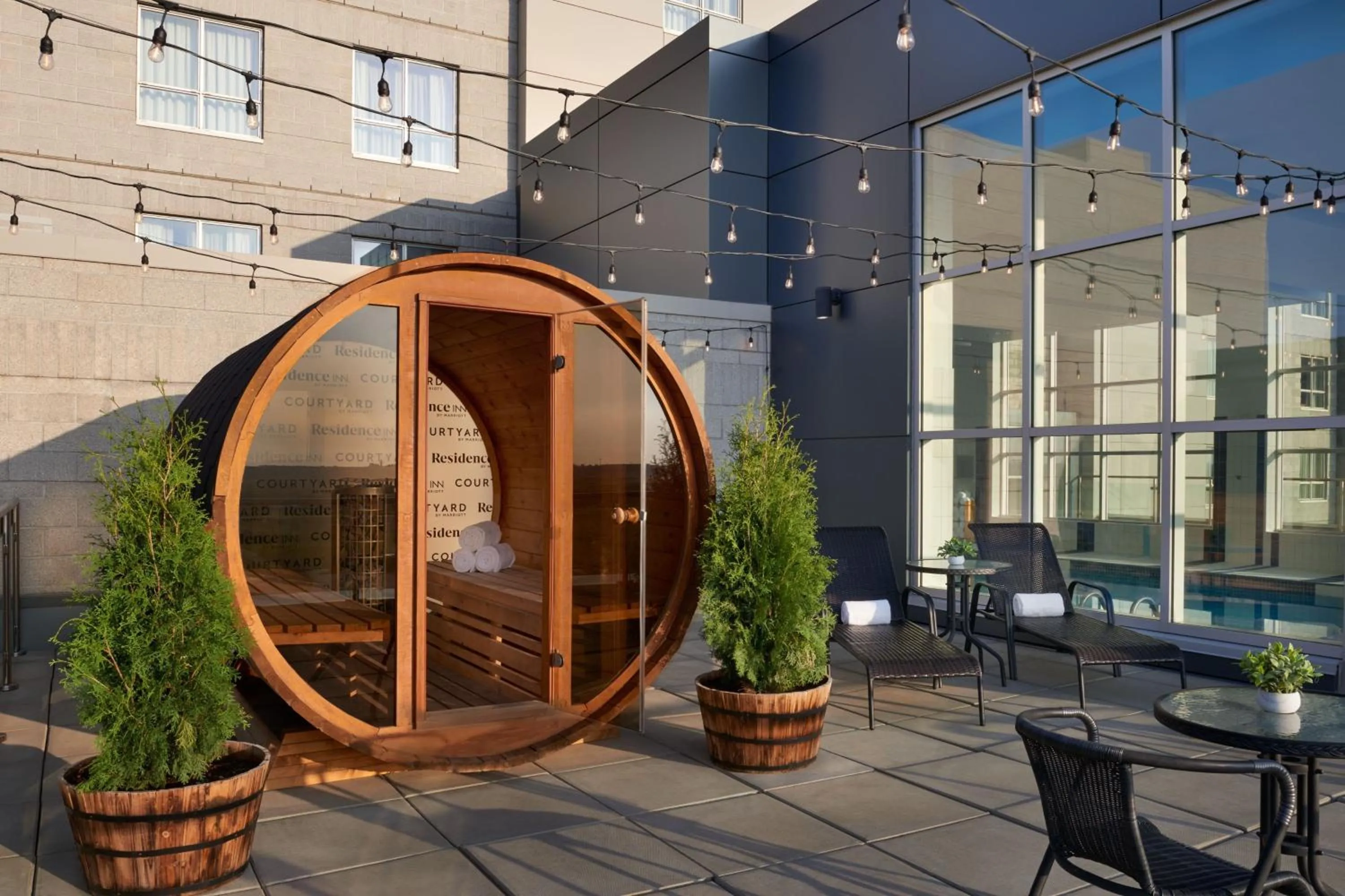 Lounge or bar in Courtyard by Marriott Calgary Airport