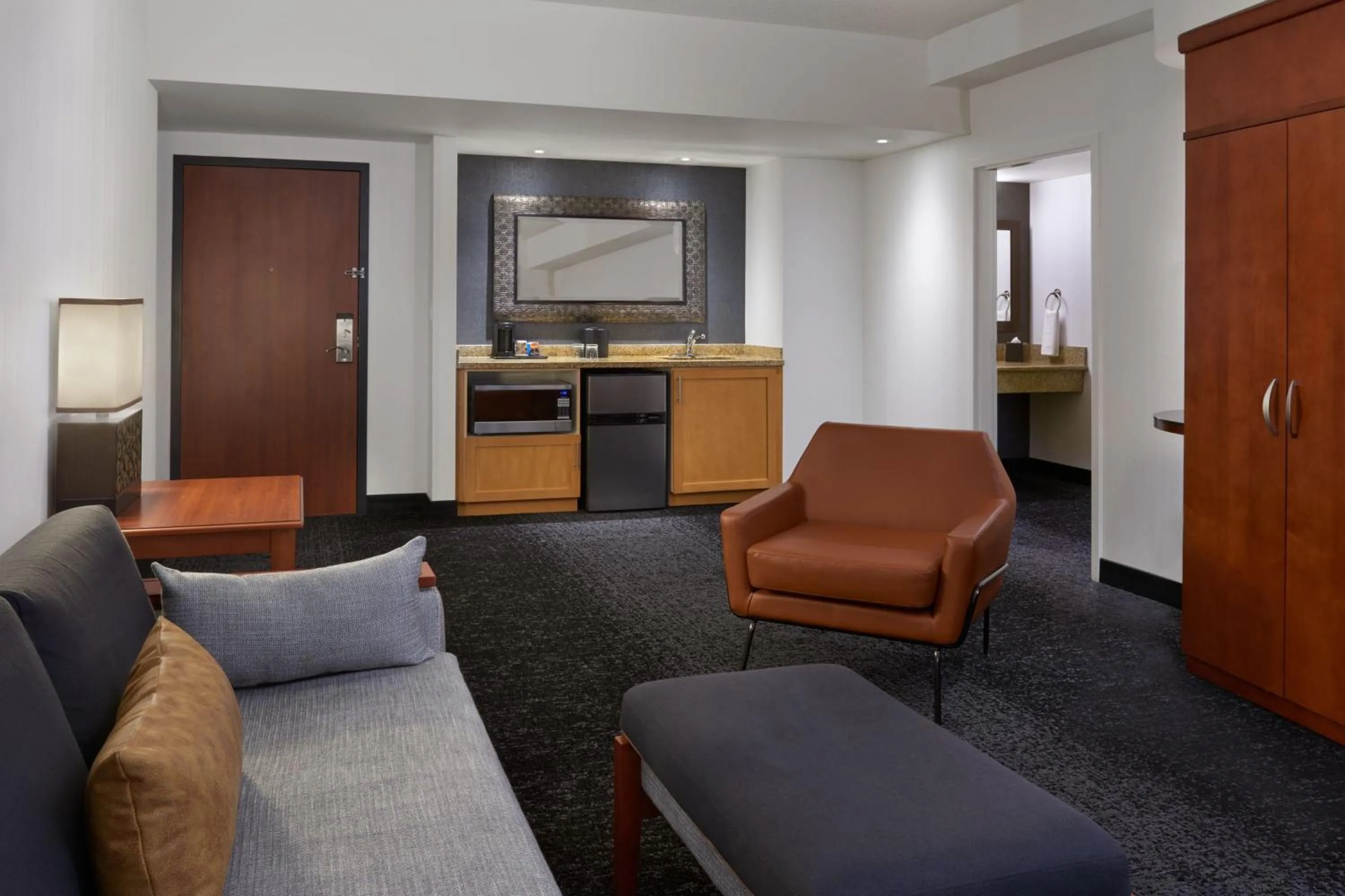 Living room in Courtyard by Marriott Calgary Airport