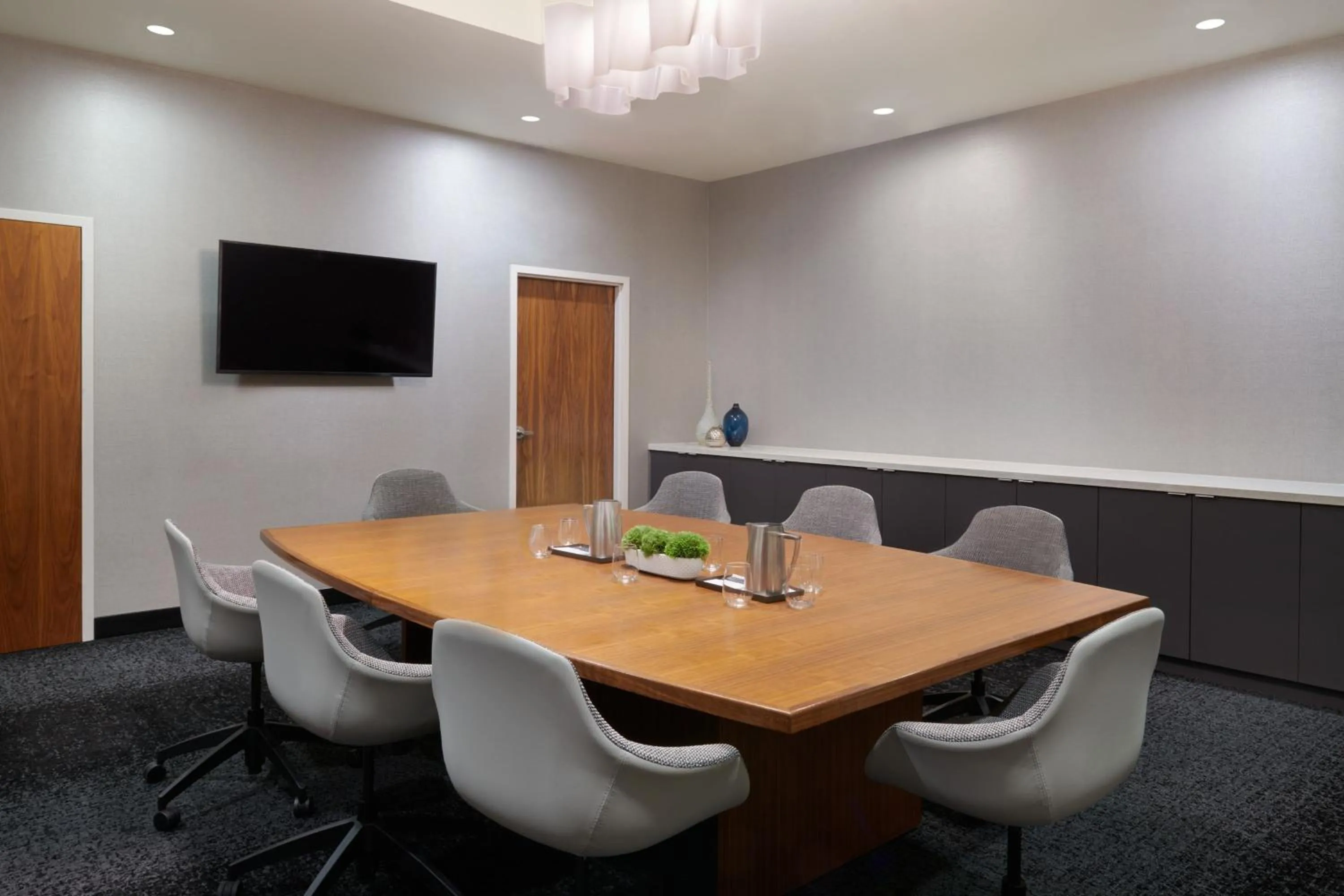 Meeting/conference room in Courtyard by Marriott Calgary Airport