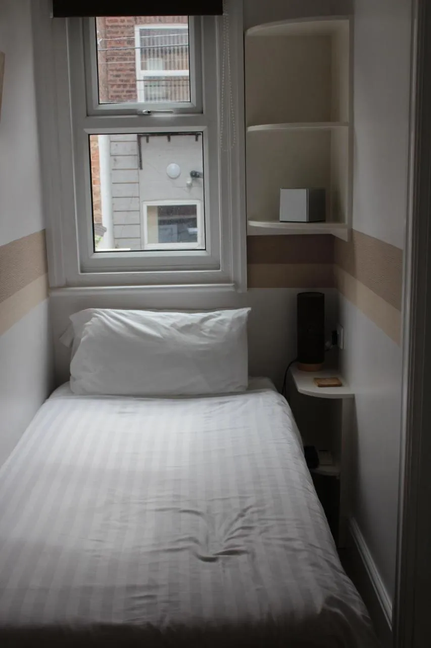 Photo of the whole room, Bed in Grange Lodge