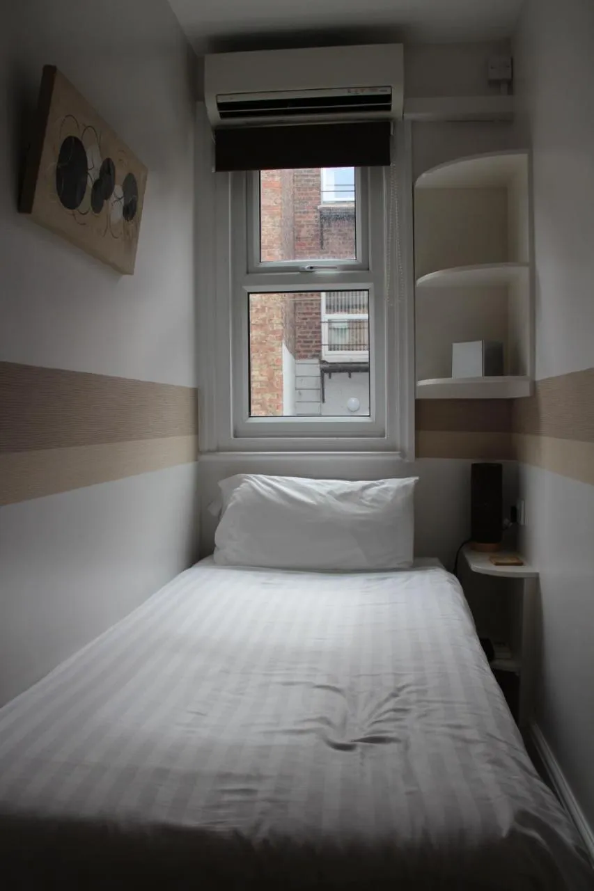 Photo of the whole room, Bed in Grange Lodge