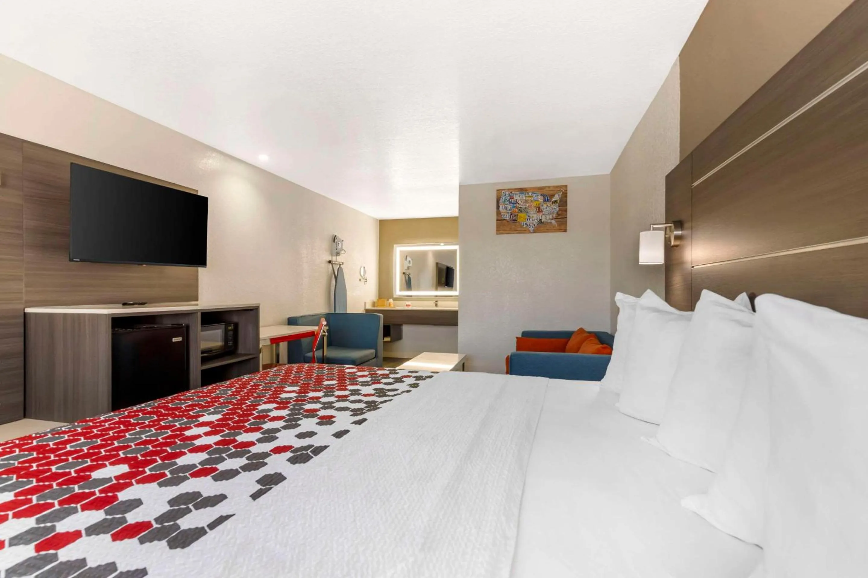 Bedroom, Bed in Econo Lodge Inn & Suites Near Lackland AFB