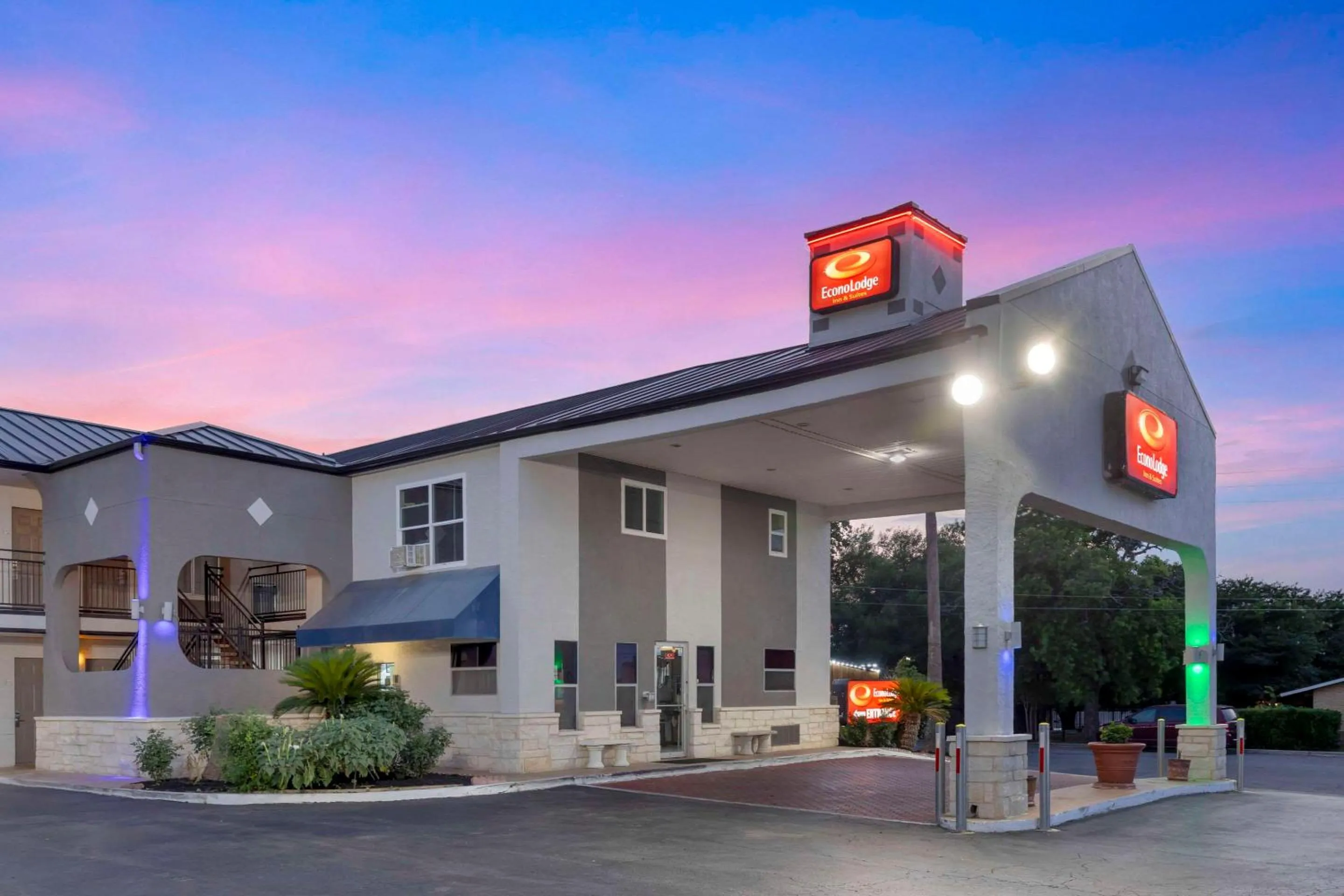 Property building in Econo Lodge Inn & Suites Near Lackland AFB
