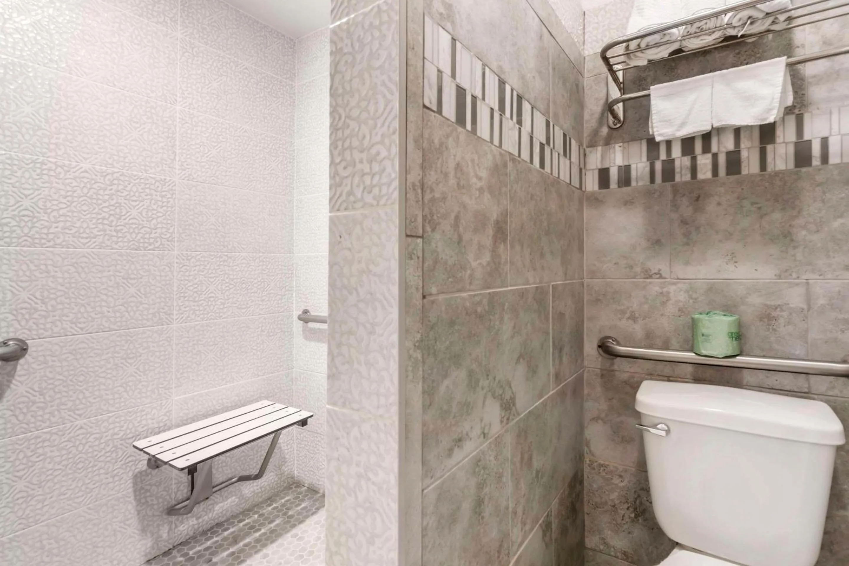 Shower in Econo Lodge Inn & Suites Near Lackland AFB