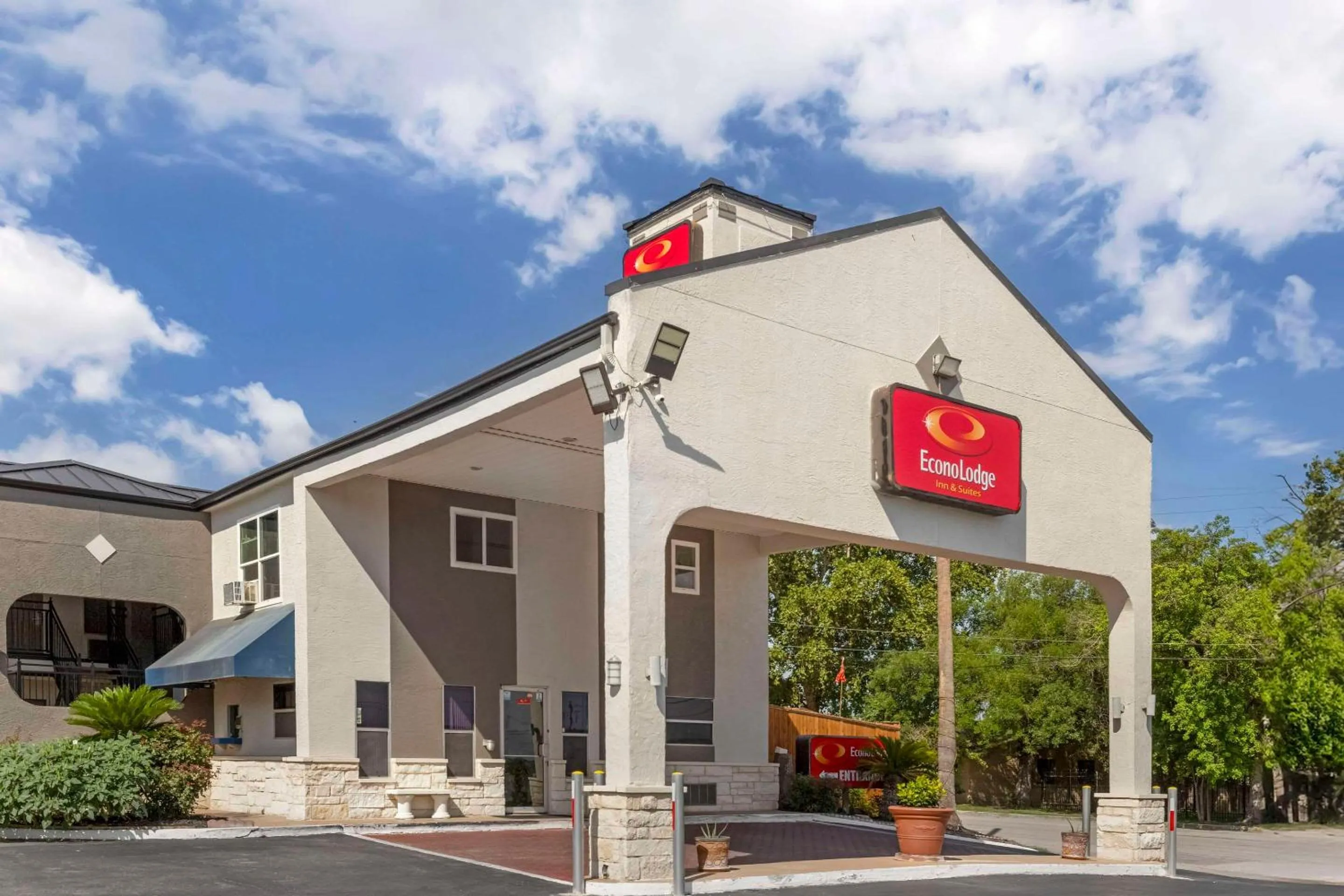 Property building in Econo Lodge Inn & Suites Near Lackland AFB