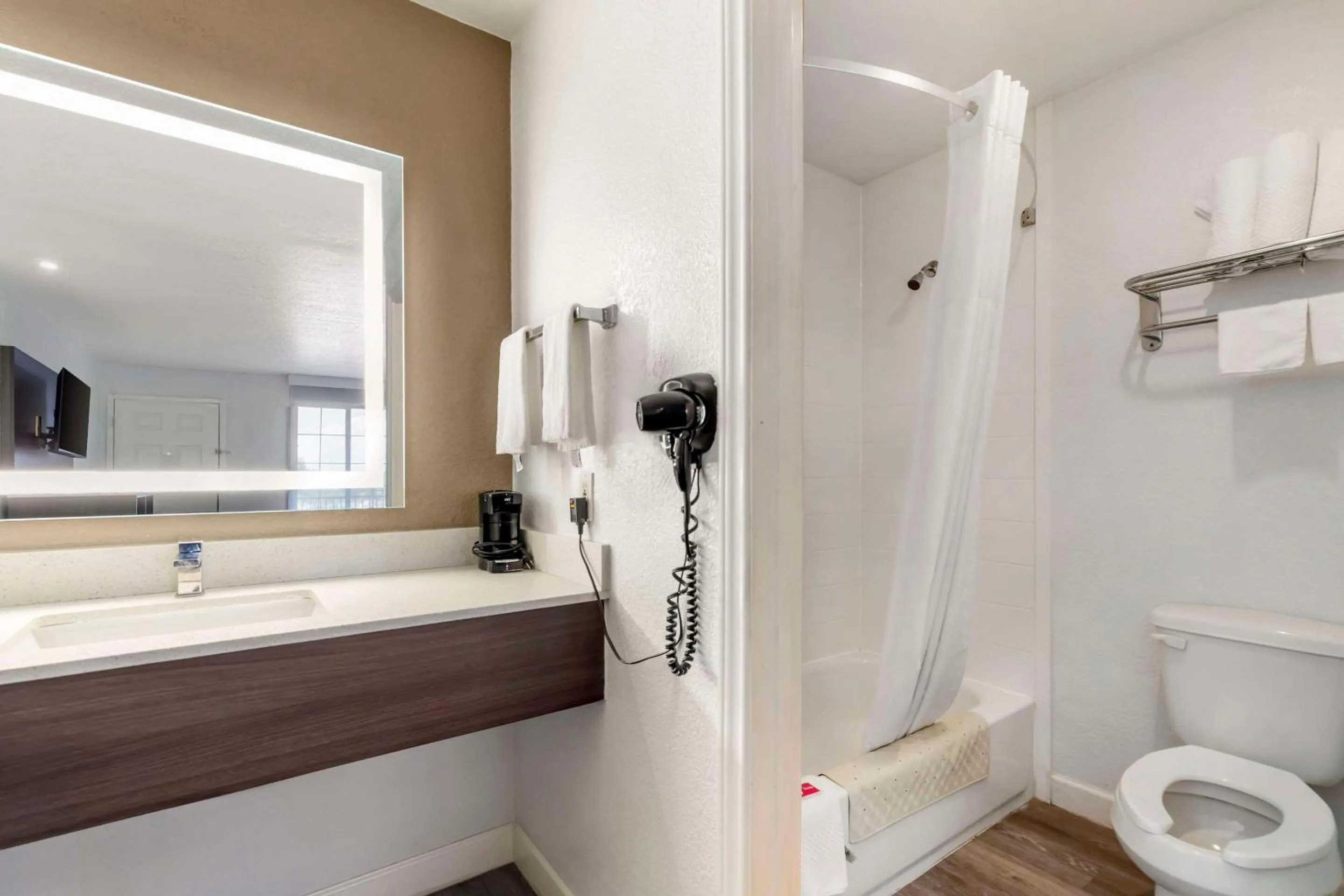 Shower in Econo Lodge Inn & Suites Near Lackland AFB