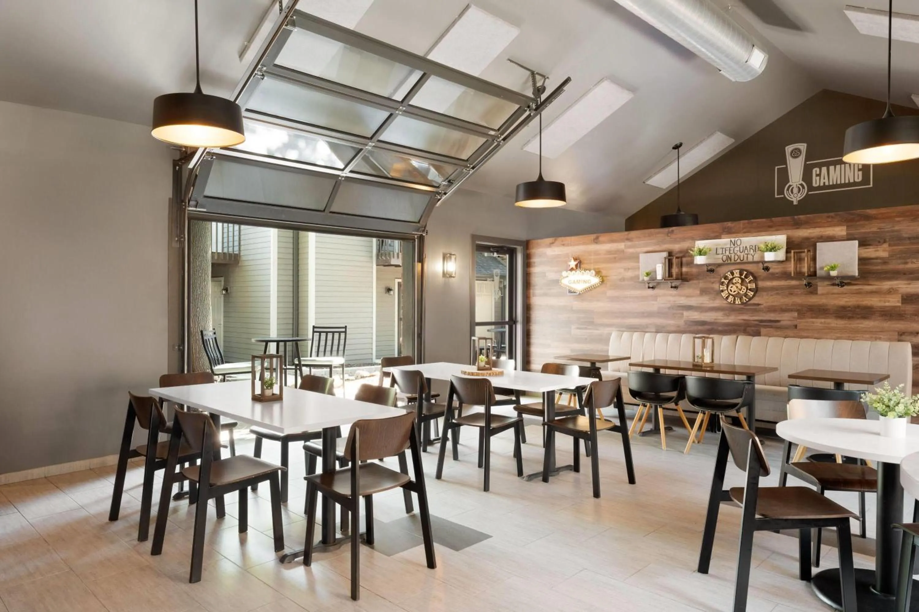 Restaurant/places to eat in Eastland Suites Hotel & Conference Ctr, Trademark by Wyndham