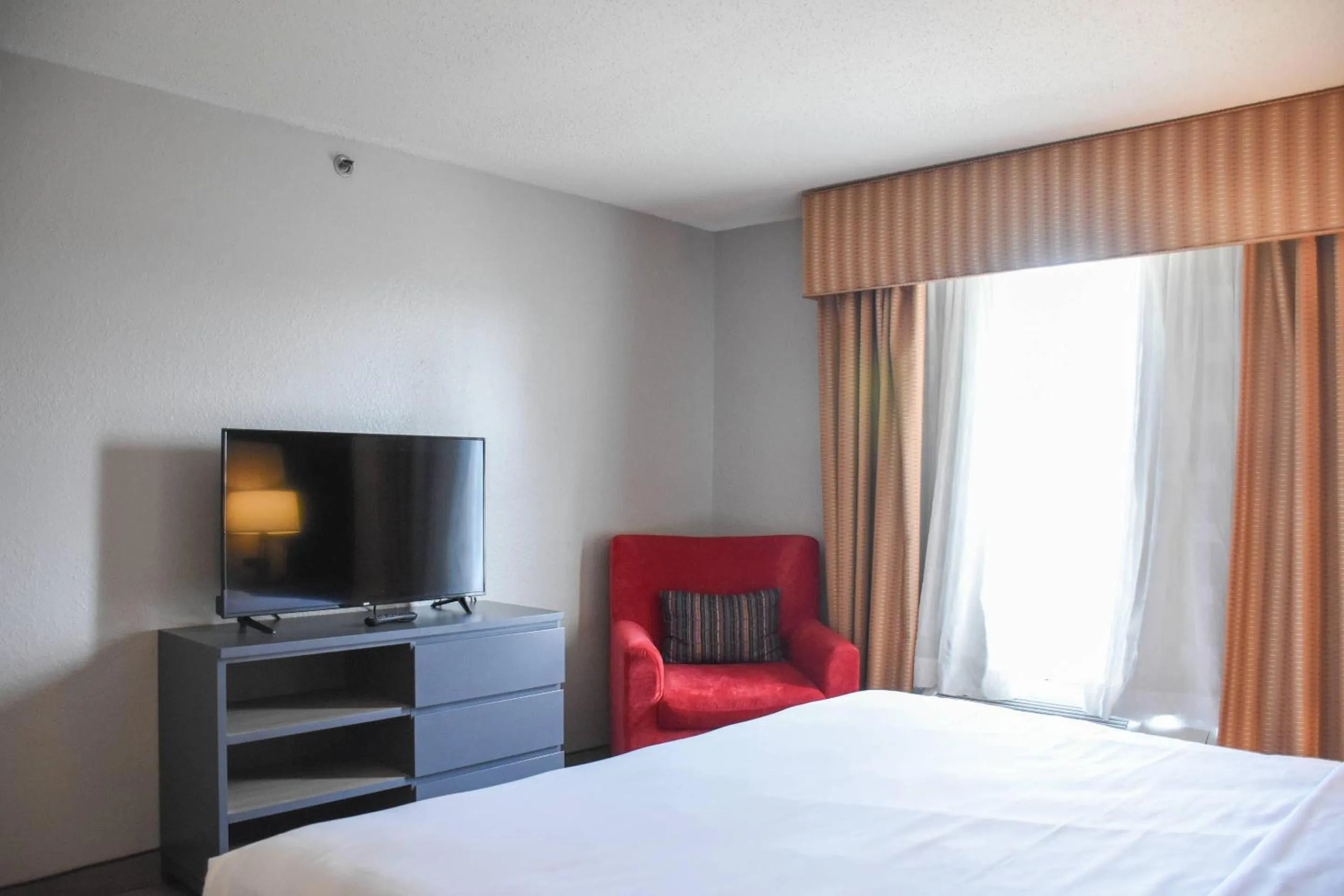 Bedroom, Bed in Country Inn & Suites by Radisson, Bloomington-Normal West, IL