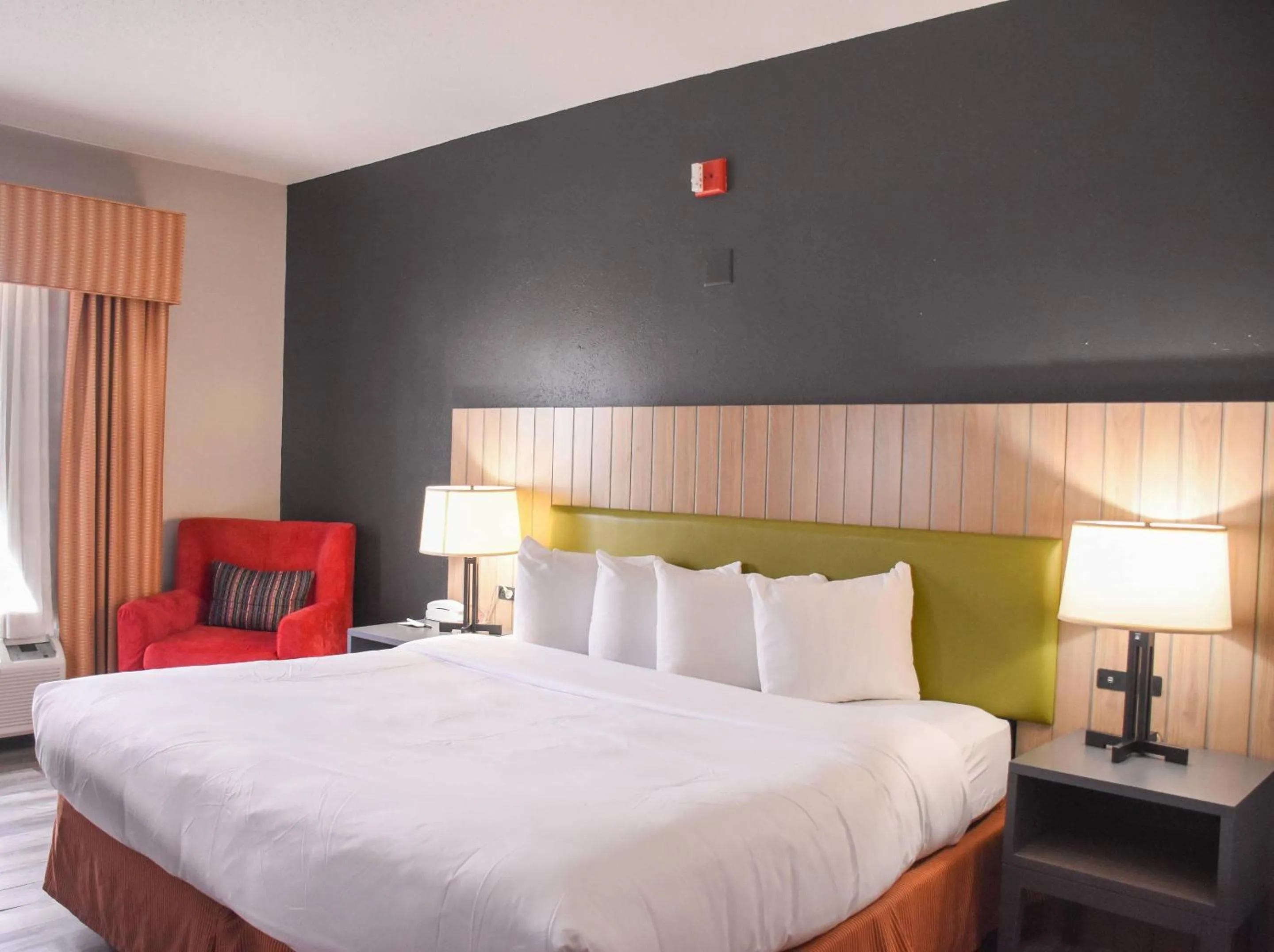 Bedroom, Bed in Country Inn & Suites by Radisson, Bloomington-Normal West, IL