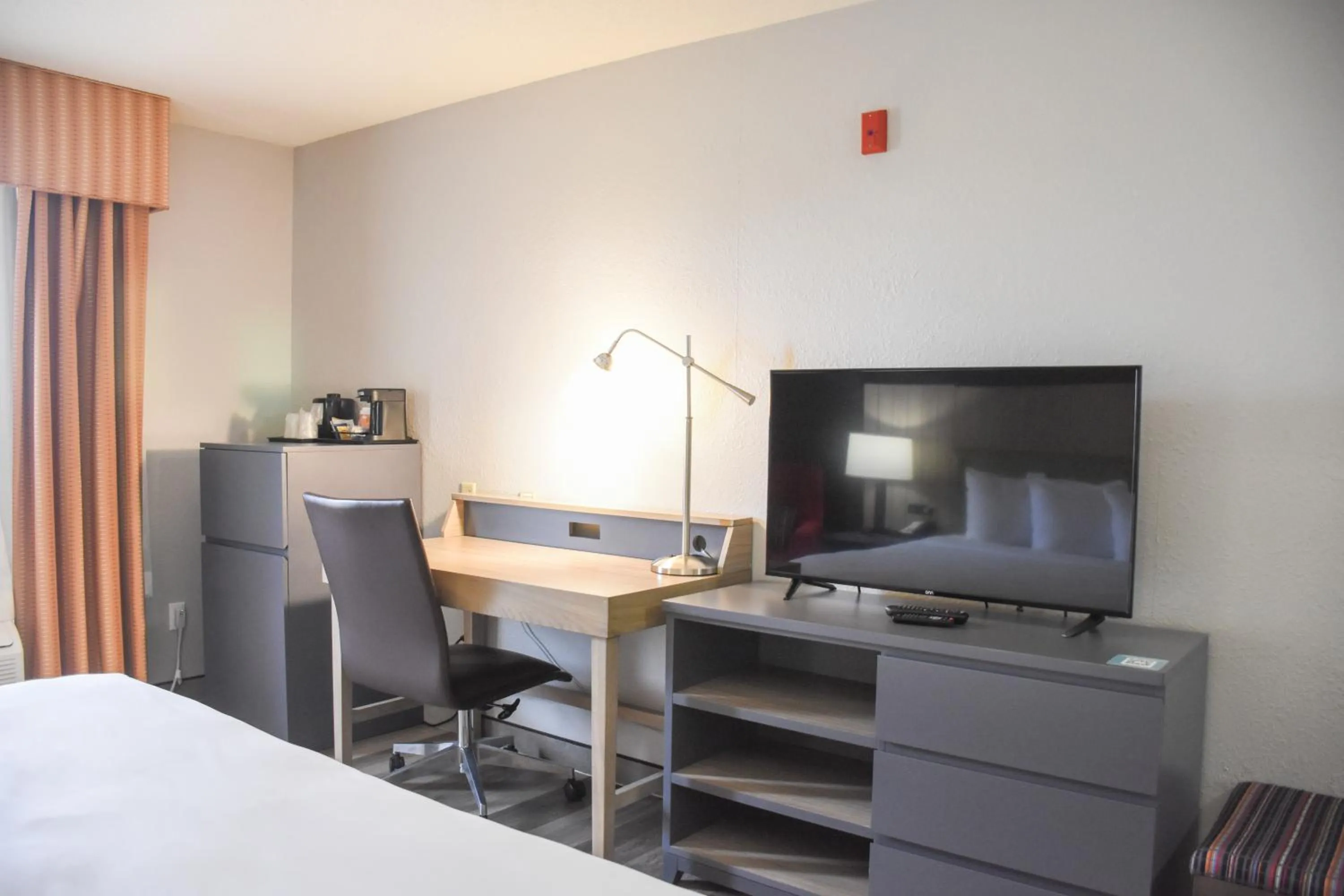 Bed in Country Inn & Suites by Radisson, Bloomington-Normal West, IL