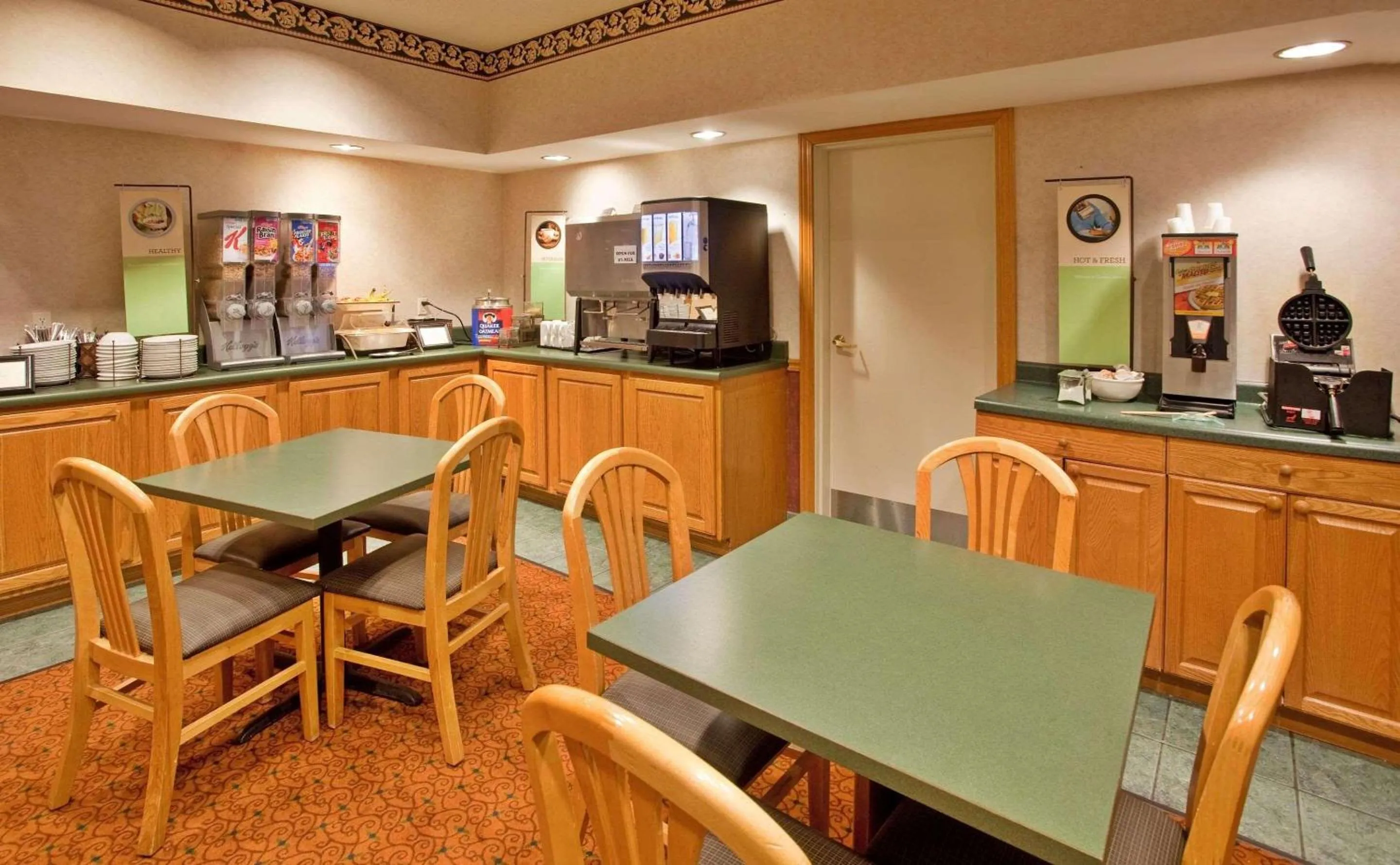 Breakfast in Country Inn & Suites by Radisson, Bloomington-Normal West, IL