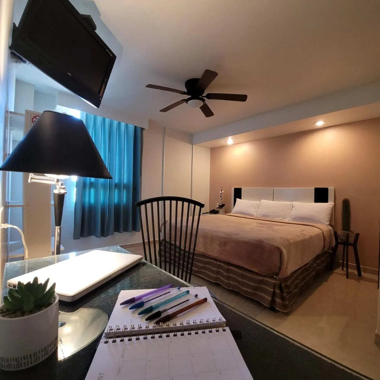 Bed in Hotel Cali Blvd.