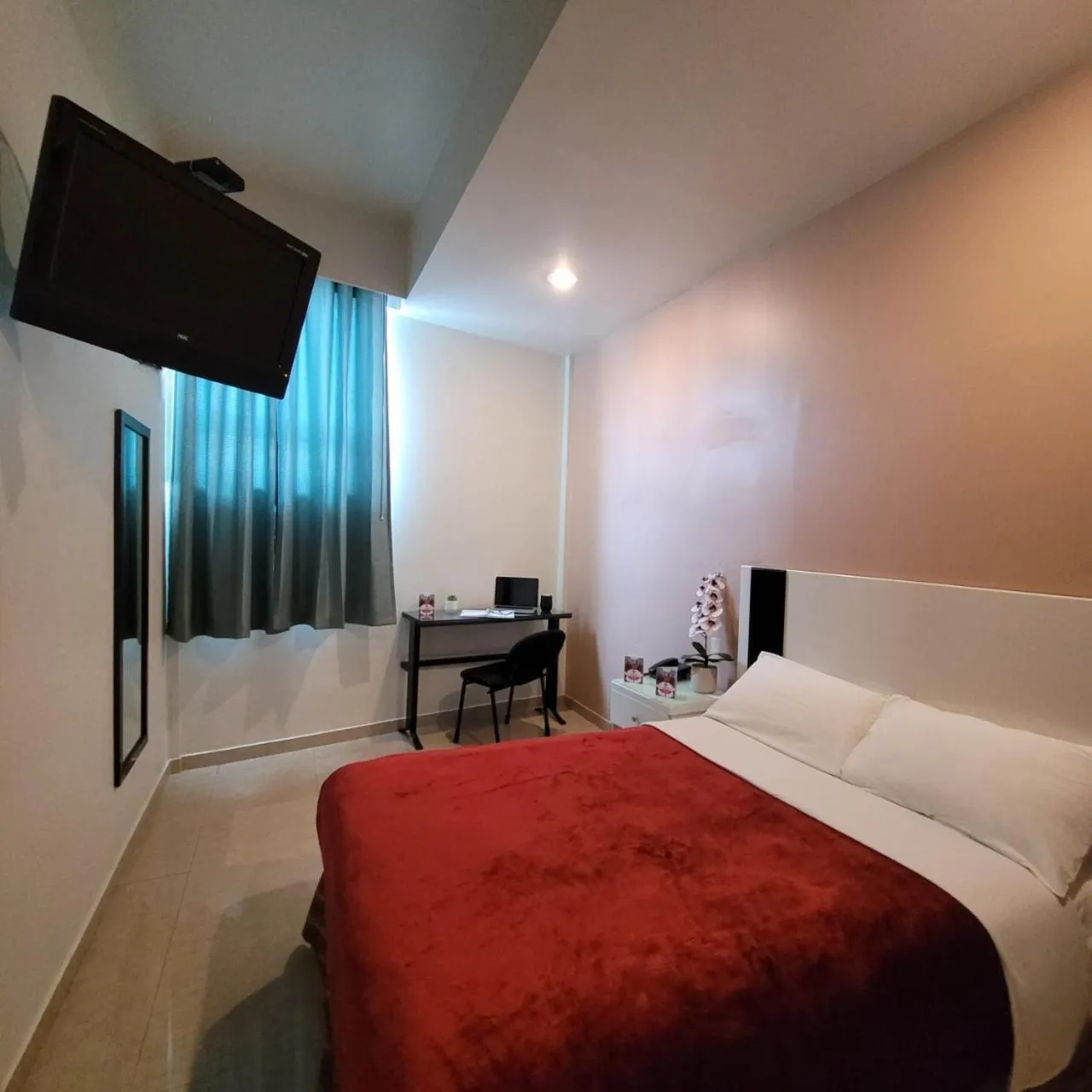 Bed in Hotel Cali Blvd.