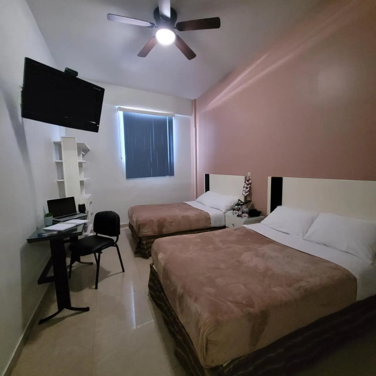 Bed in Hotel Cali Blvd.