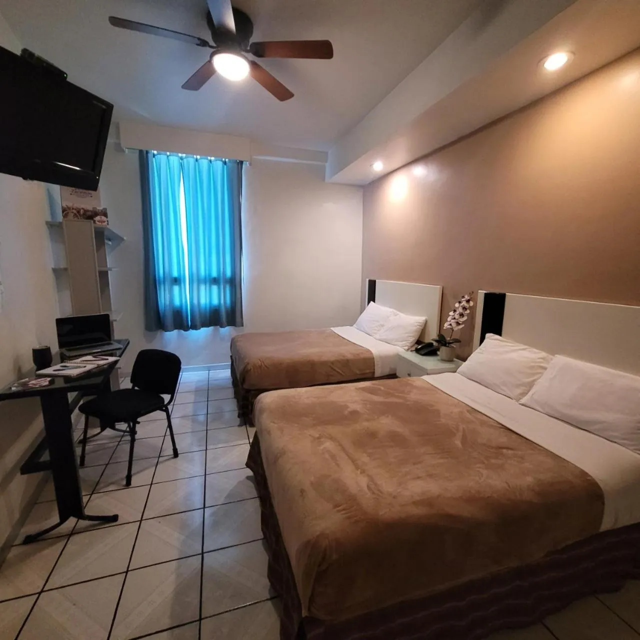 Bed in Hotel Cali Blvd.