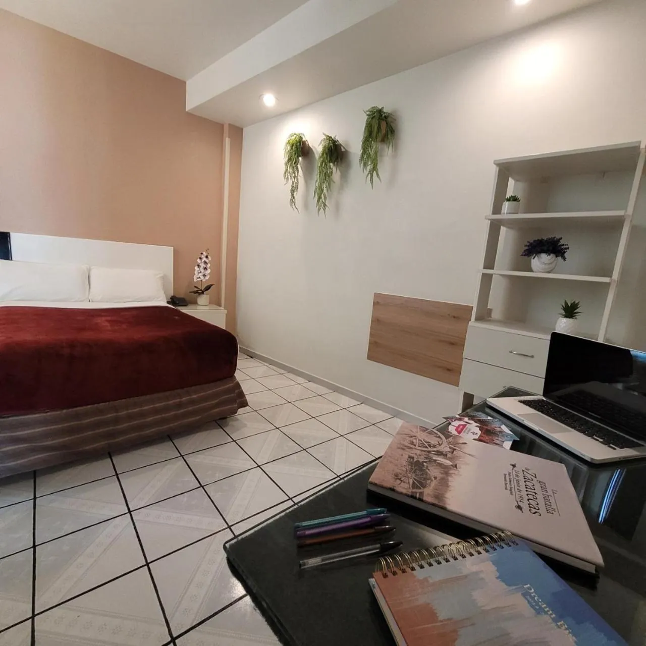 Bed in Hotel Cali Blvd.