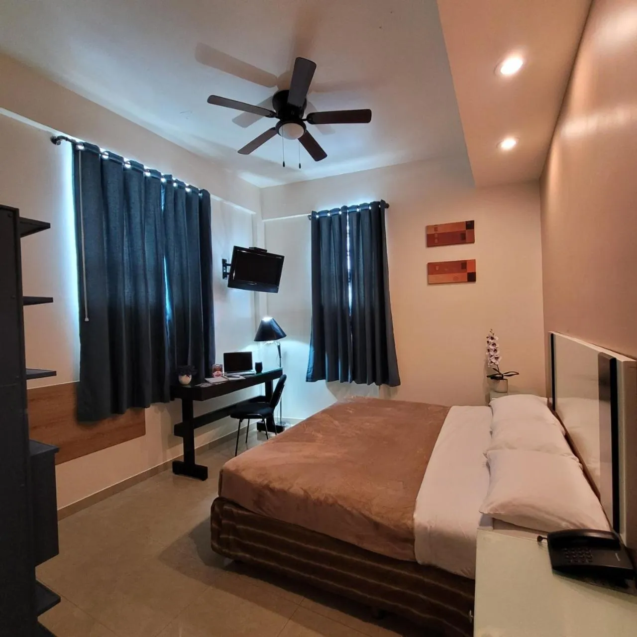 Bed in Hotel Cali Blvd.