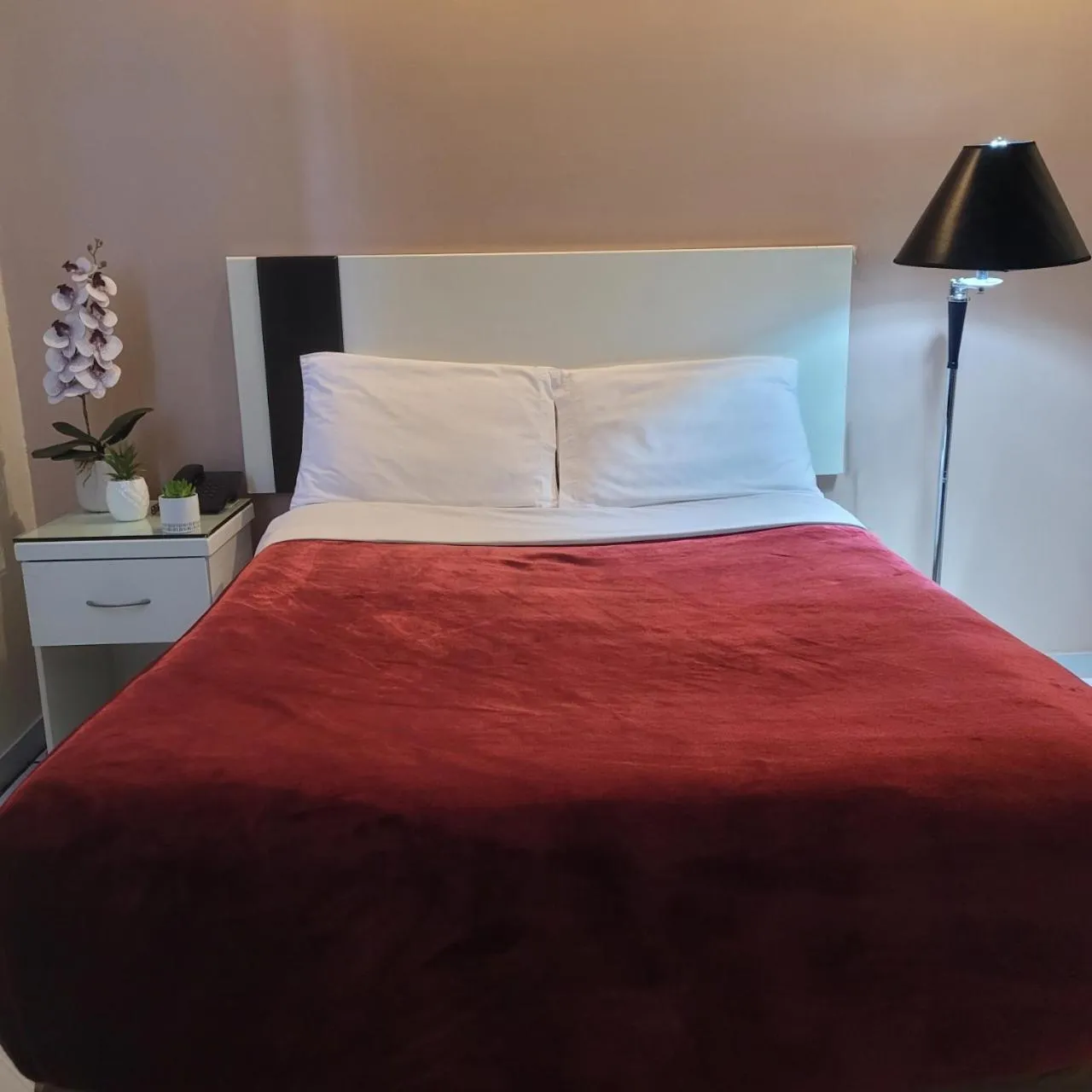 Bed in Hotel Cali Blvd.