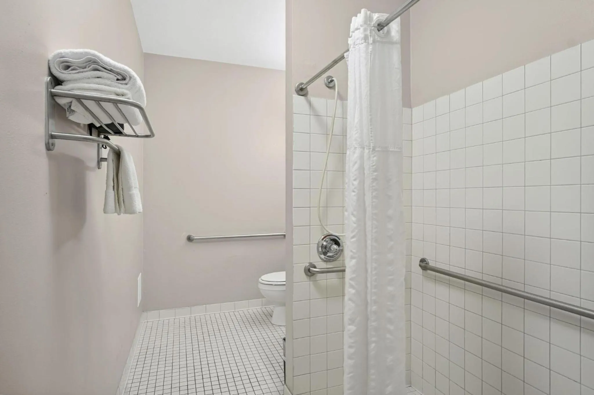 Bathroom in Sonesta Essential Hotels & Suites Kansas City Blue Springs