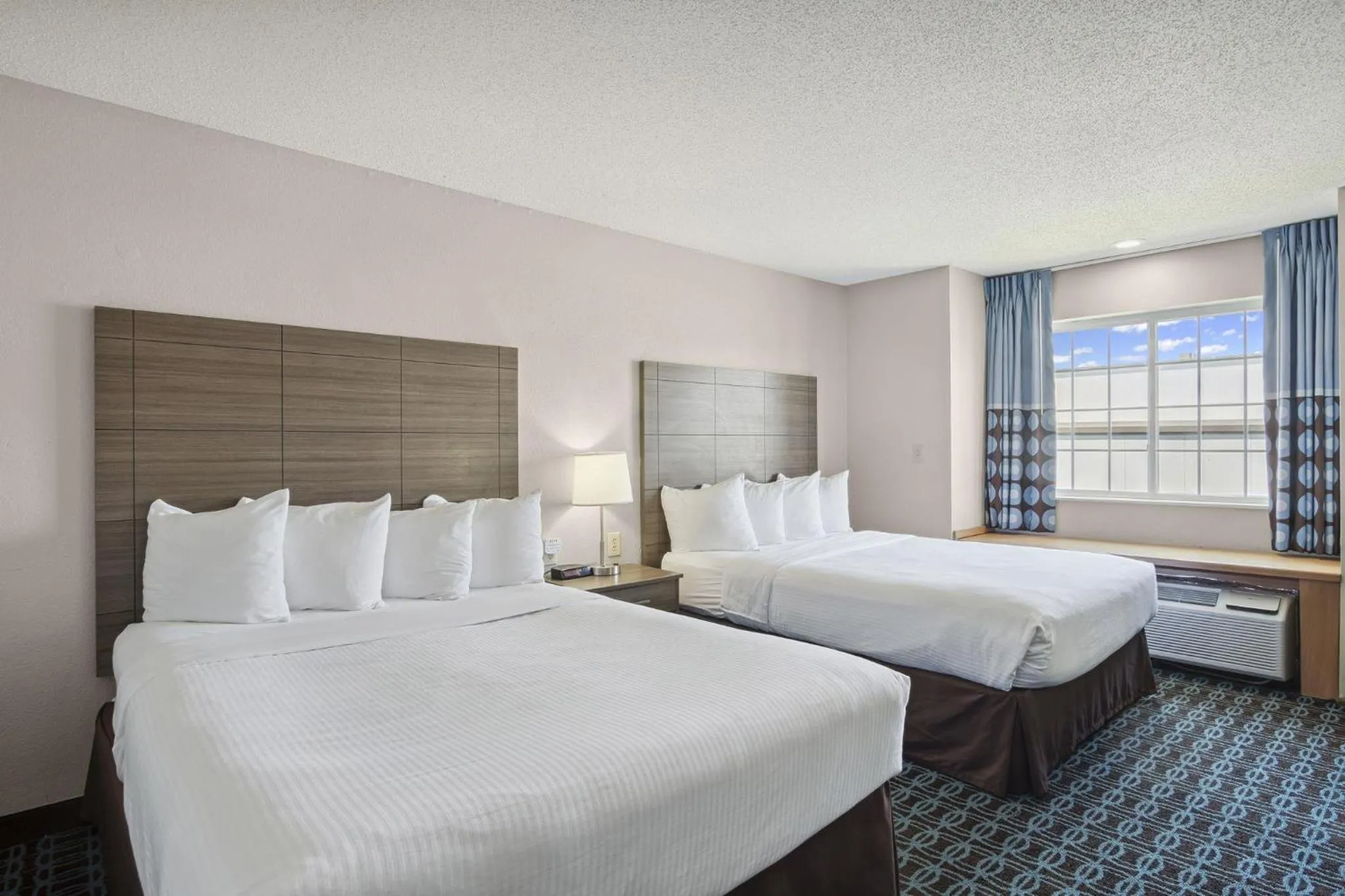 Bedroom, Bed in Sonesta Essential Hotels & Suites Kansas City Blue Springs