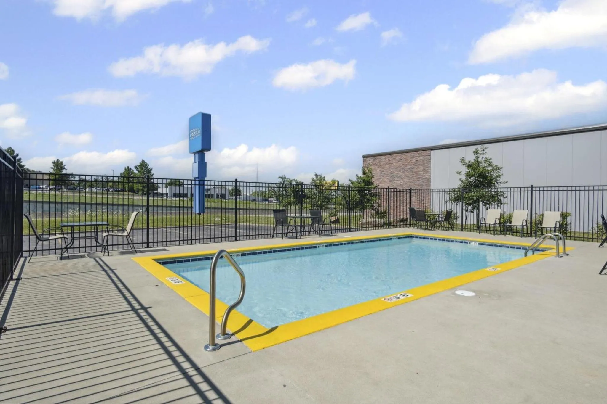 Pool view in Sonesta Essential Hotels & Suites Kansas City Blue Springs