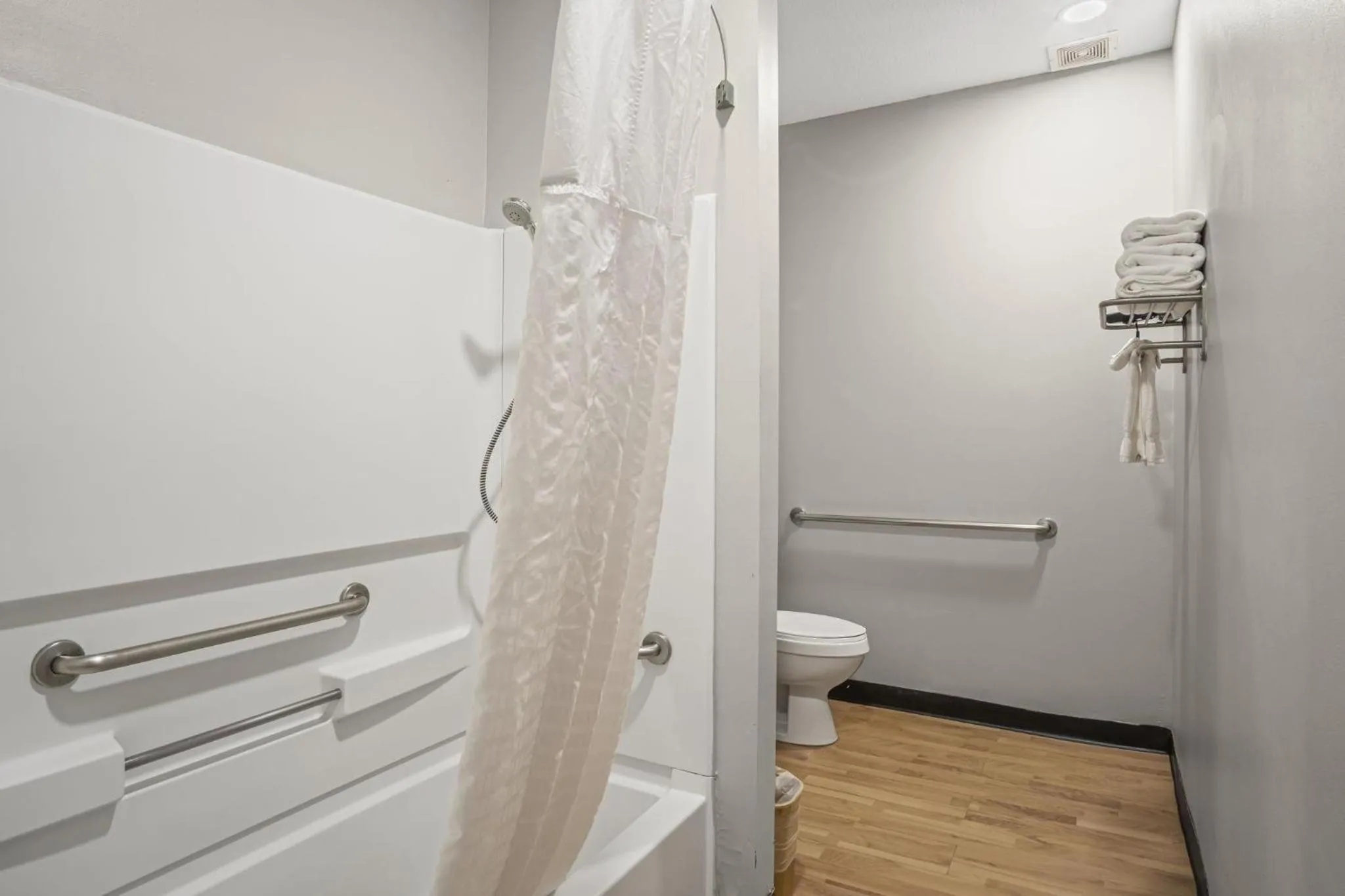 Bathroom in Sonesta Essential Hotels & Suites Kansas City Blue Springs