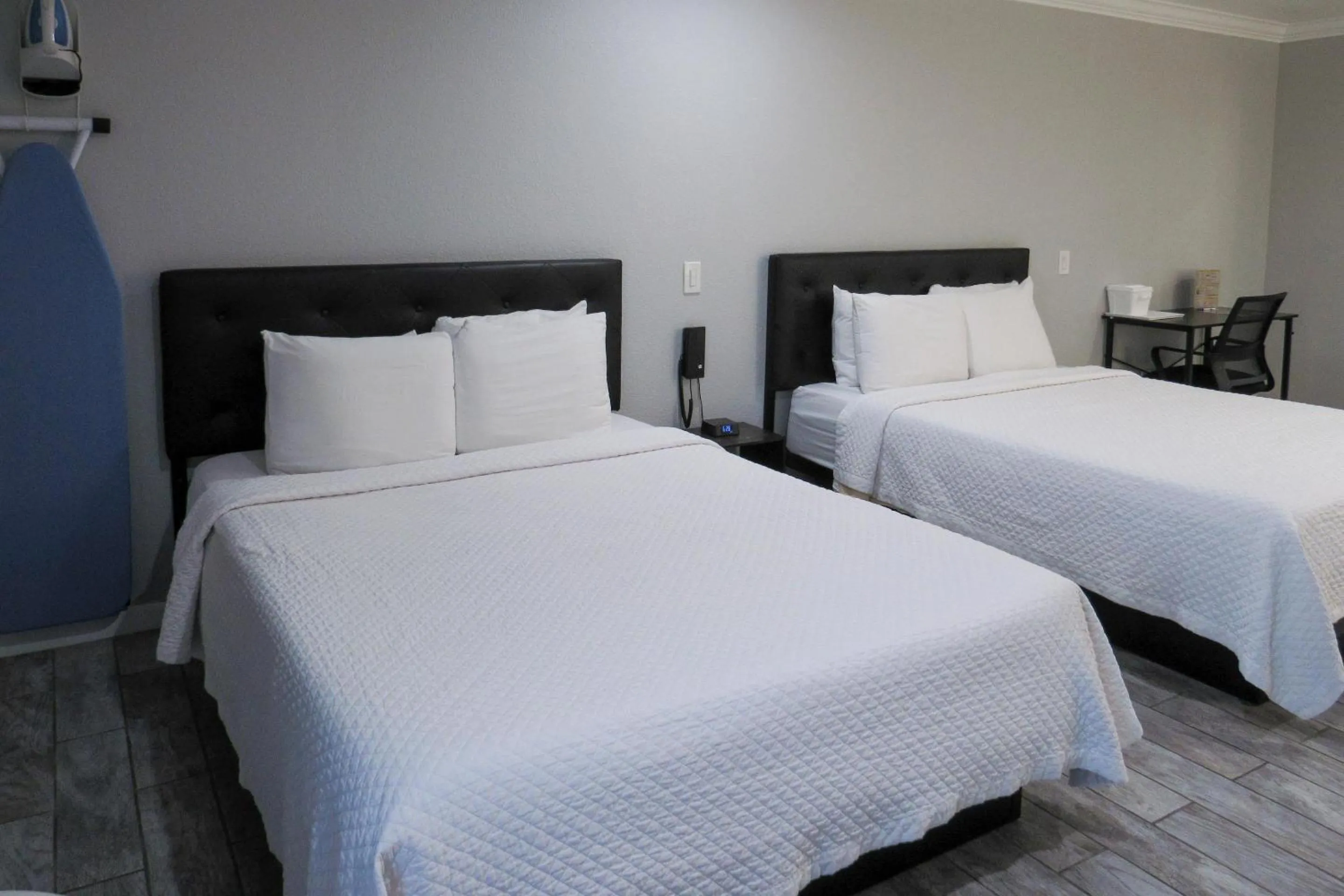 Bedroom, Bed in Capri Suites Anaheim