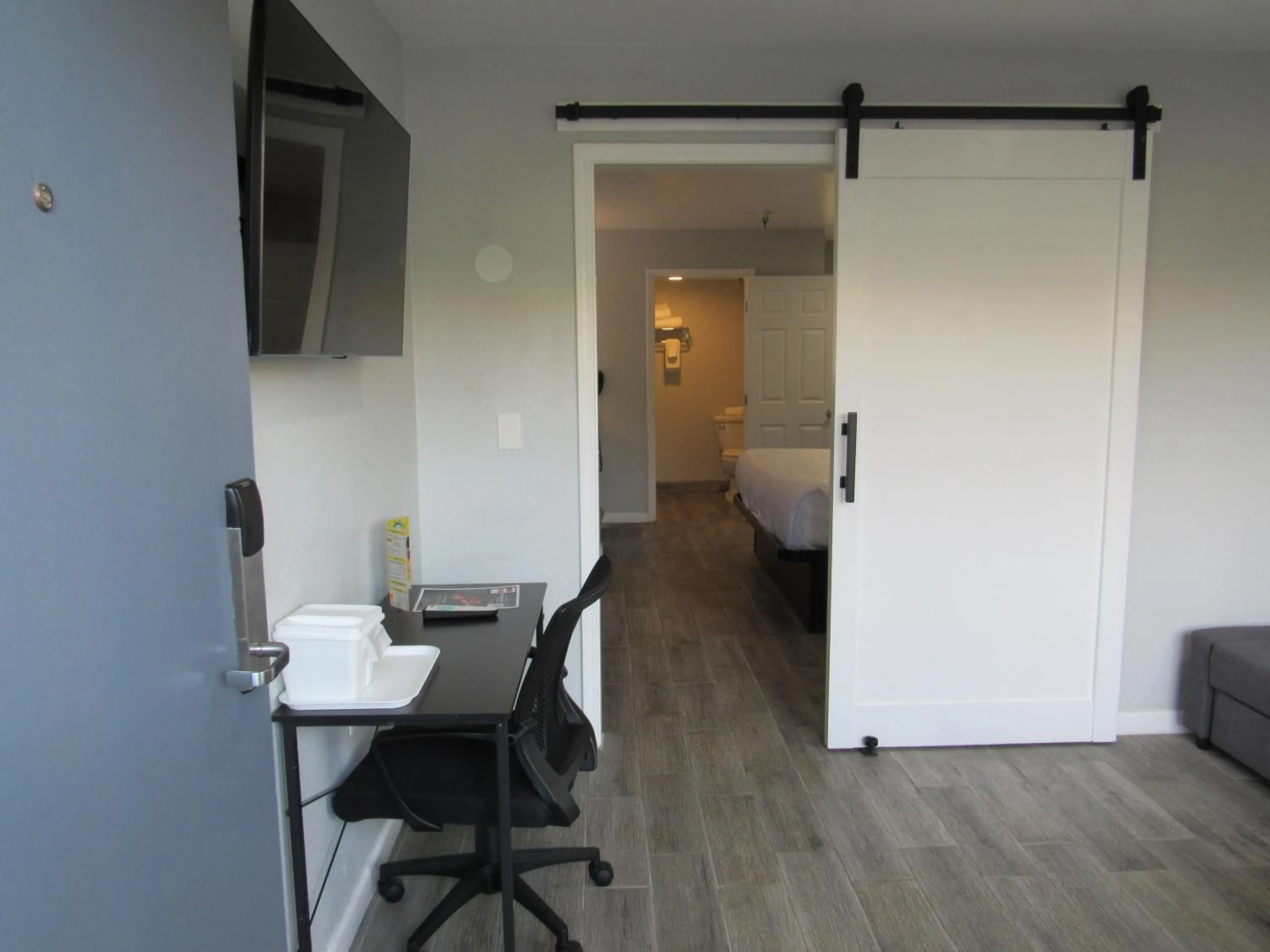 TV and multimedia in Capri Suites Anaheim