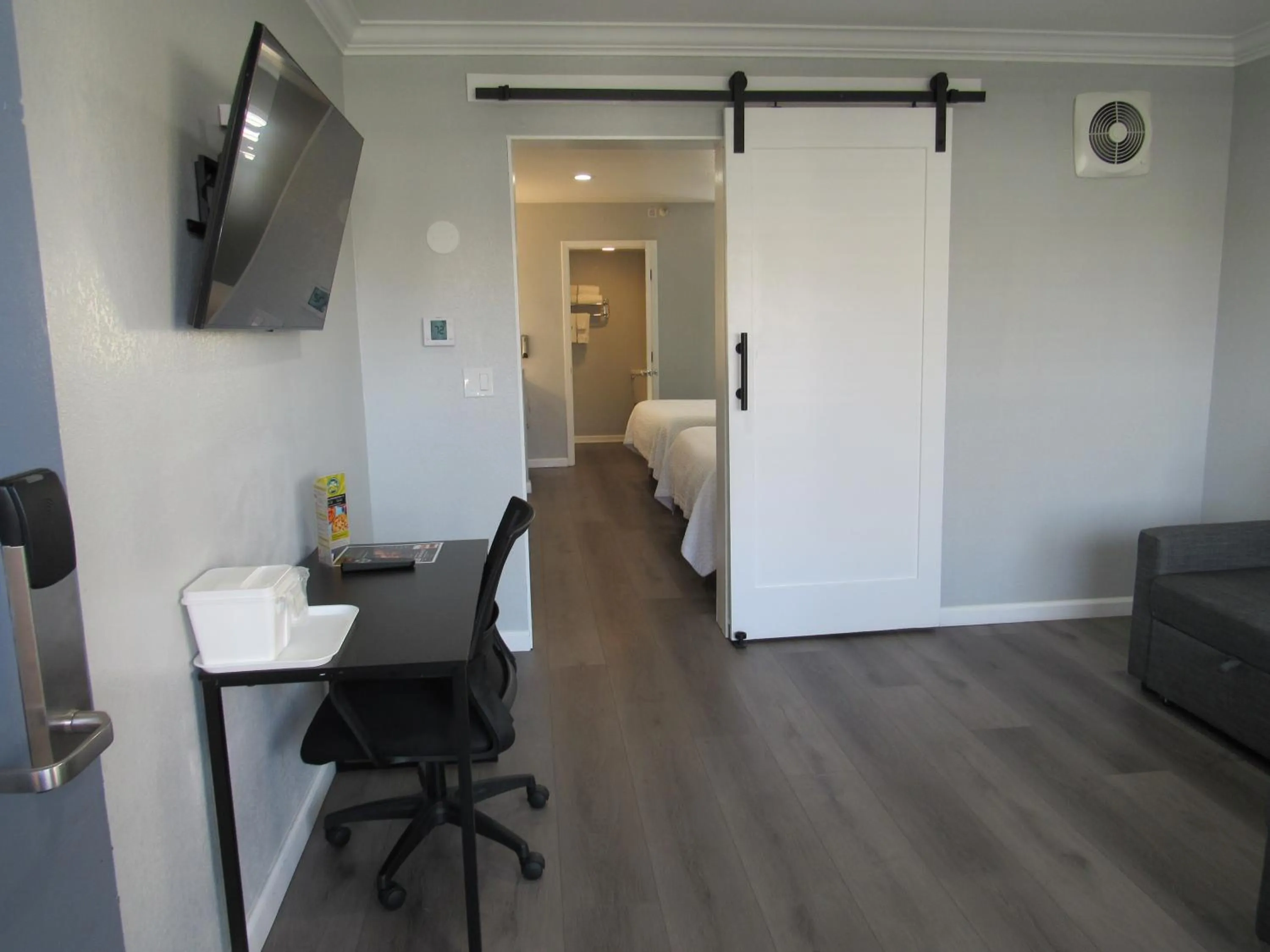 TV and multimedia, Bed in Capri Suites Anaheim