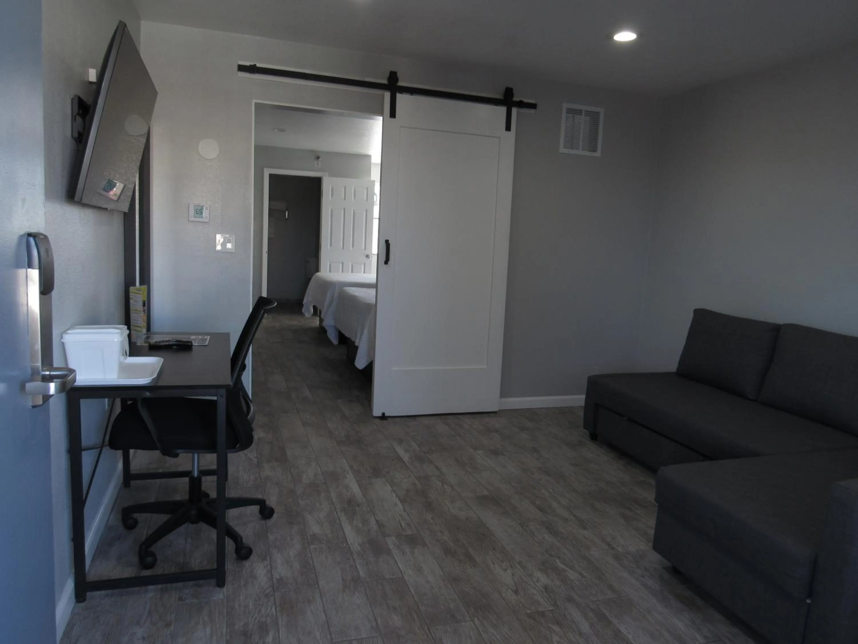 Communal lounge/ TV room in Capri Suites Anaheim