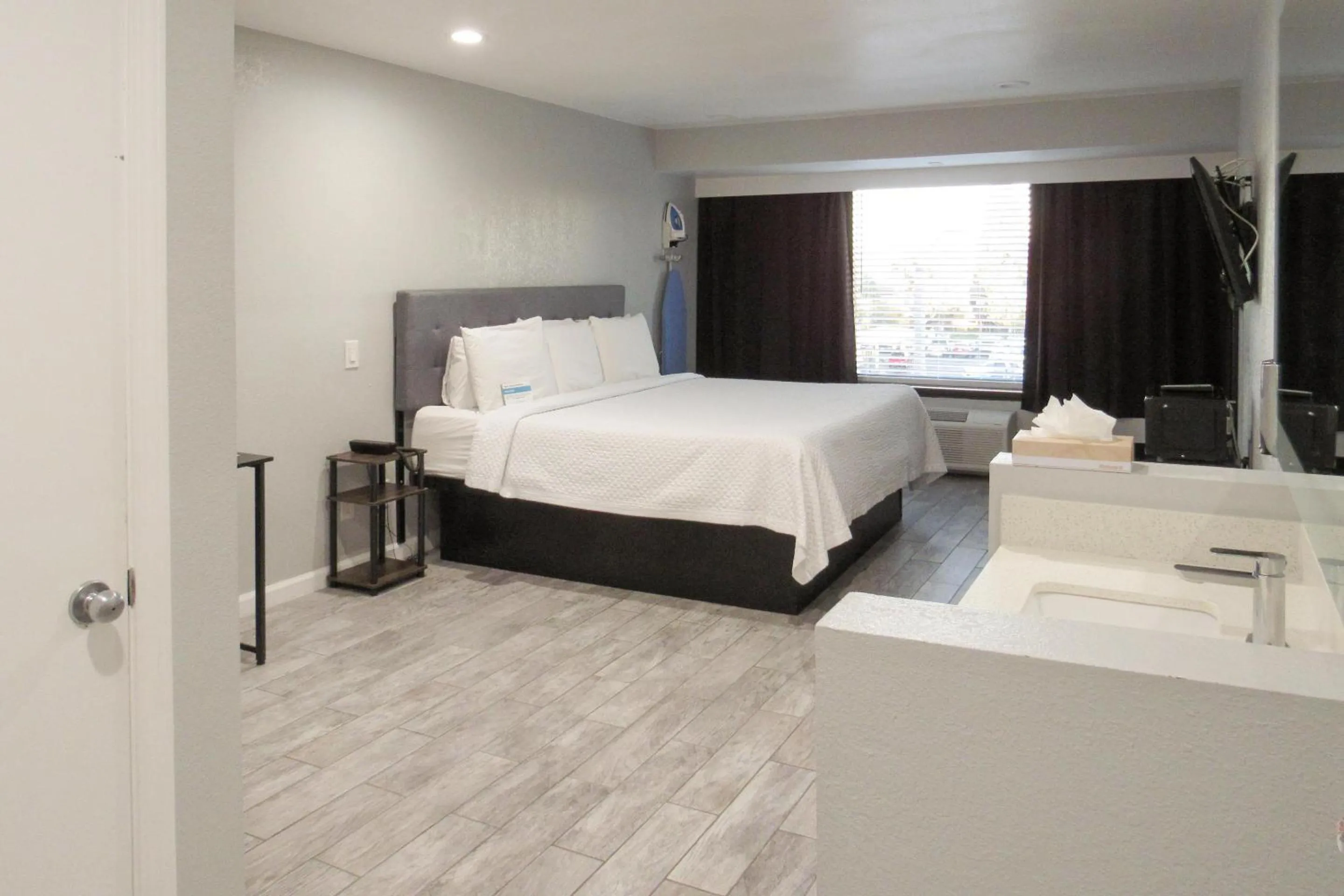 Bedroom, Bed in Capri Suites Anaheim