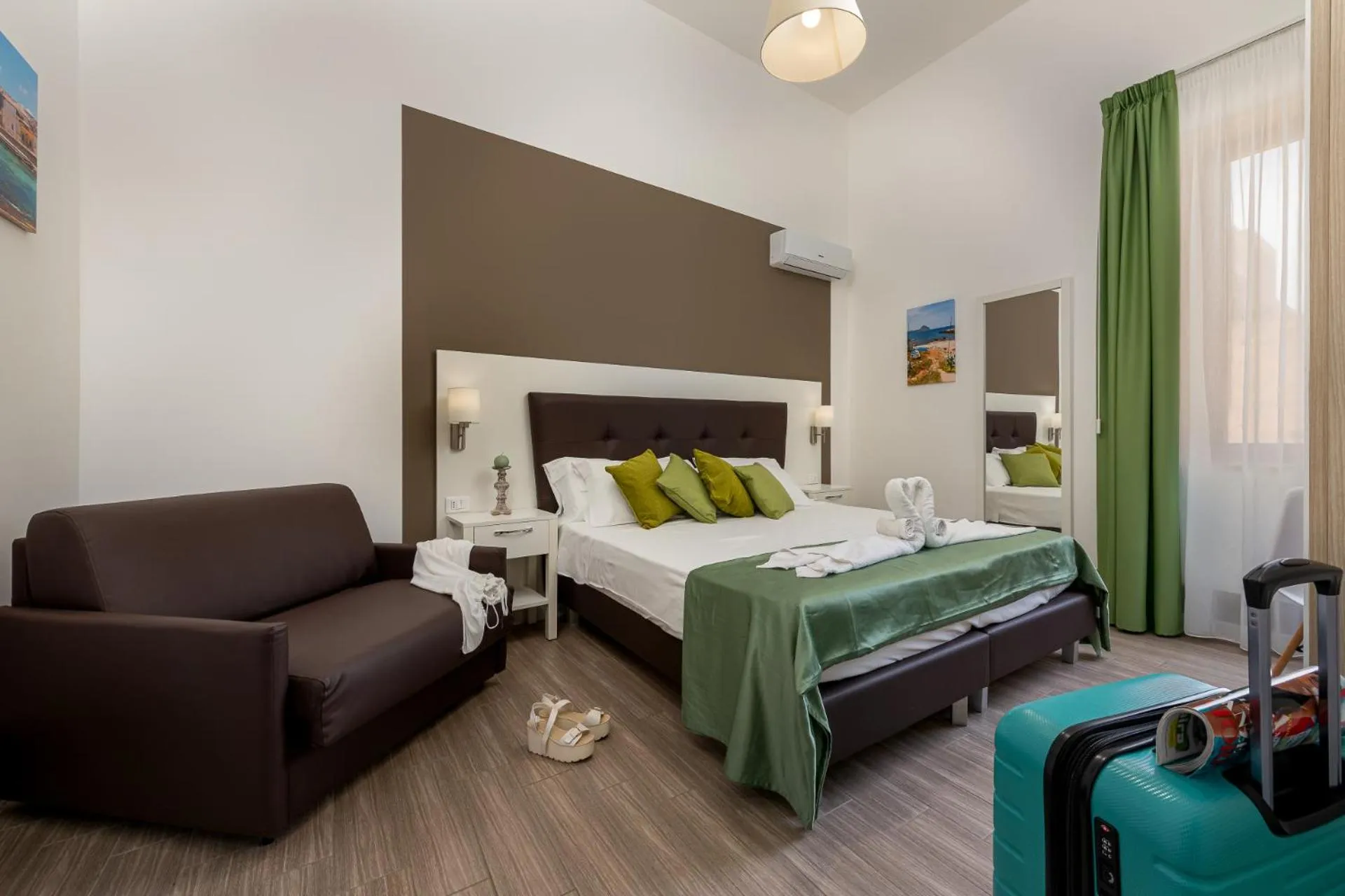 Bedroom, Bed in Blueeyes