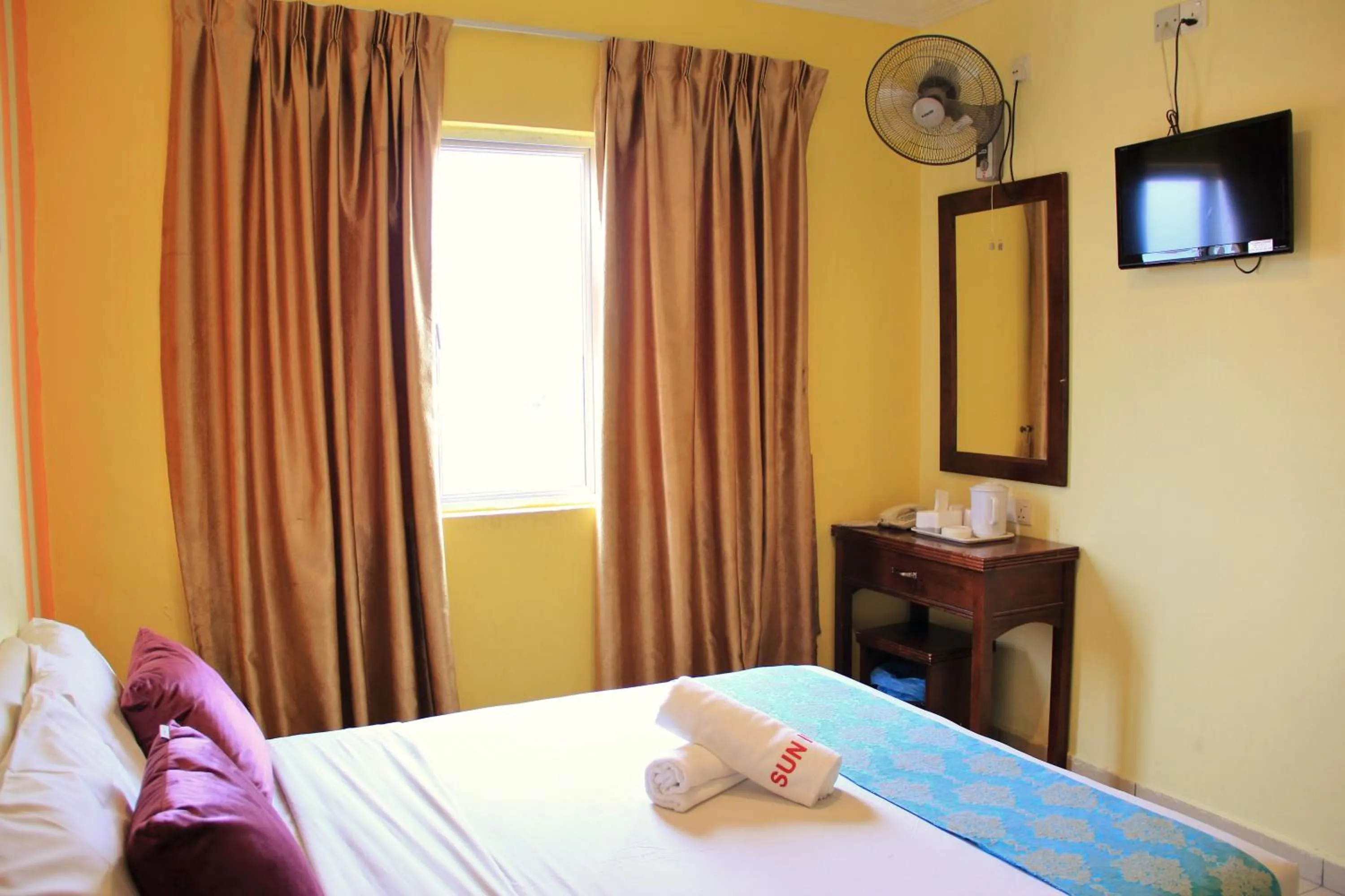 Bedroom, Bed in Sun Inns Hotel Sitiawan