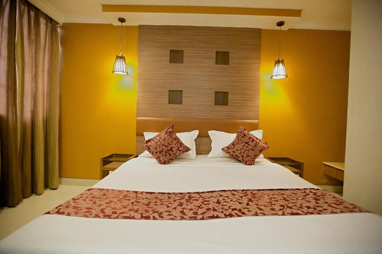 Bed in Hotel Maneck Residency