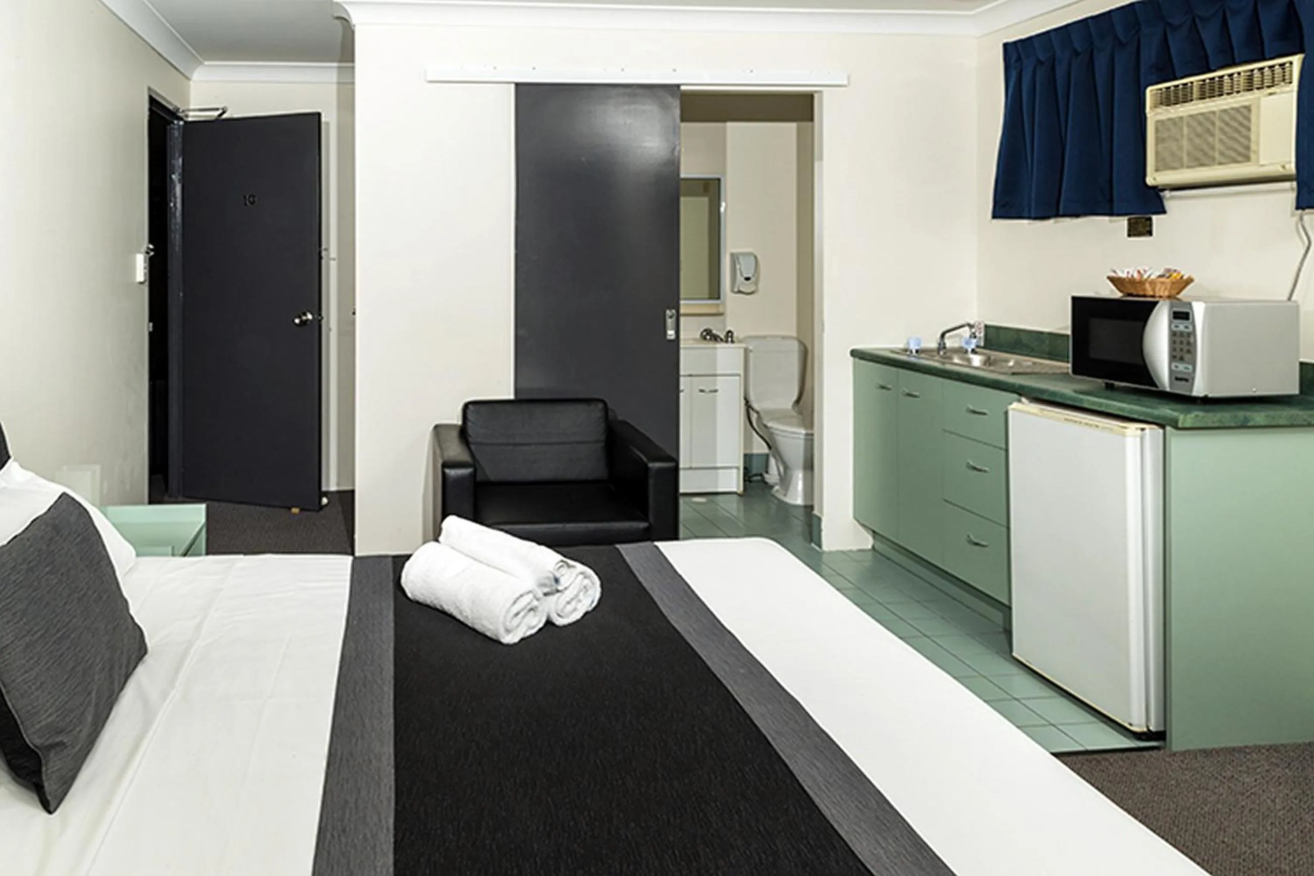 Bathroom, Bed in Chermside Court Motel
