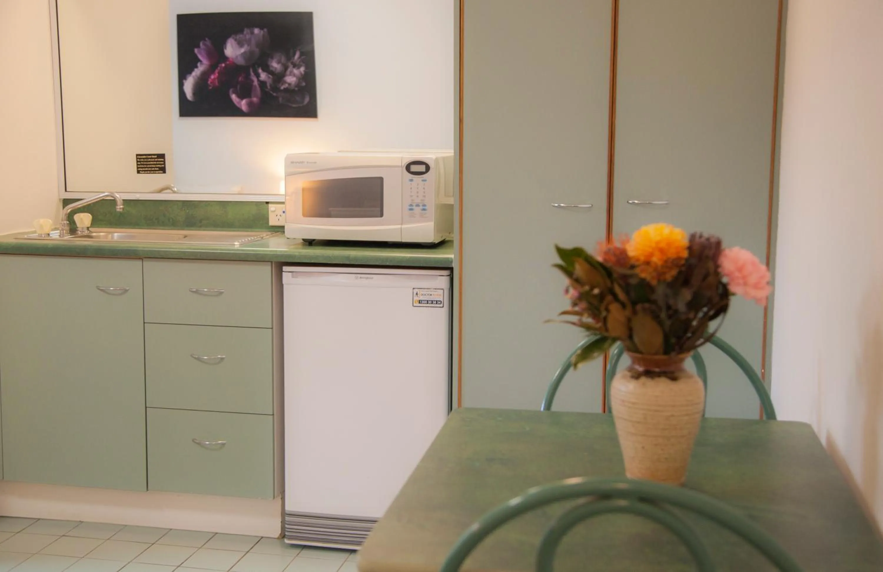 Kitchen or kitchenette in Chermside Court Motel