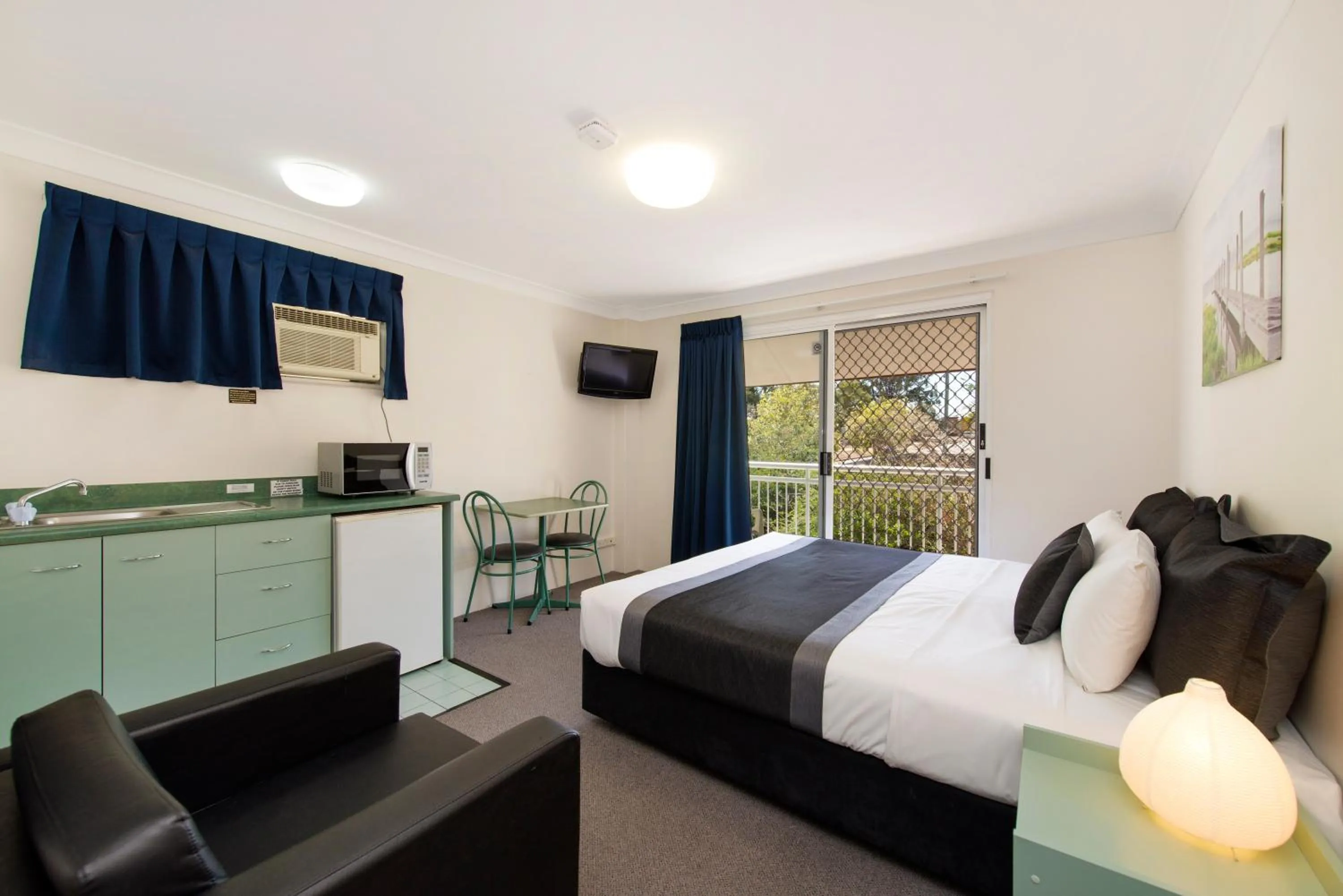 TV and multimedia, Bed in Chermside Court Motel