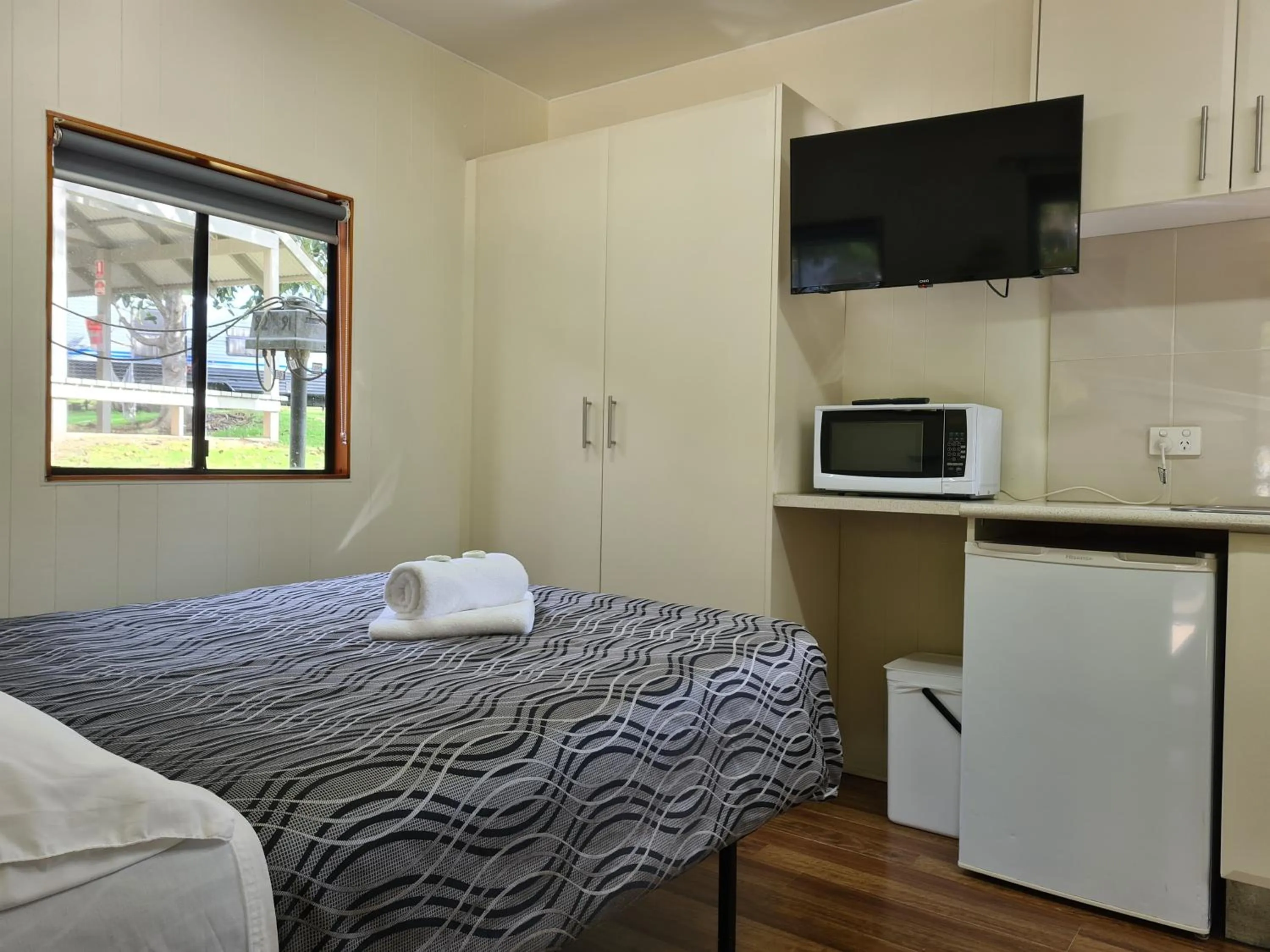 Bedroom, Bed in Mallacoota's Shady Gully Caravan Park