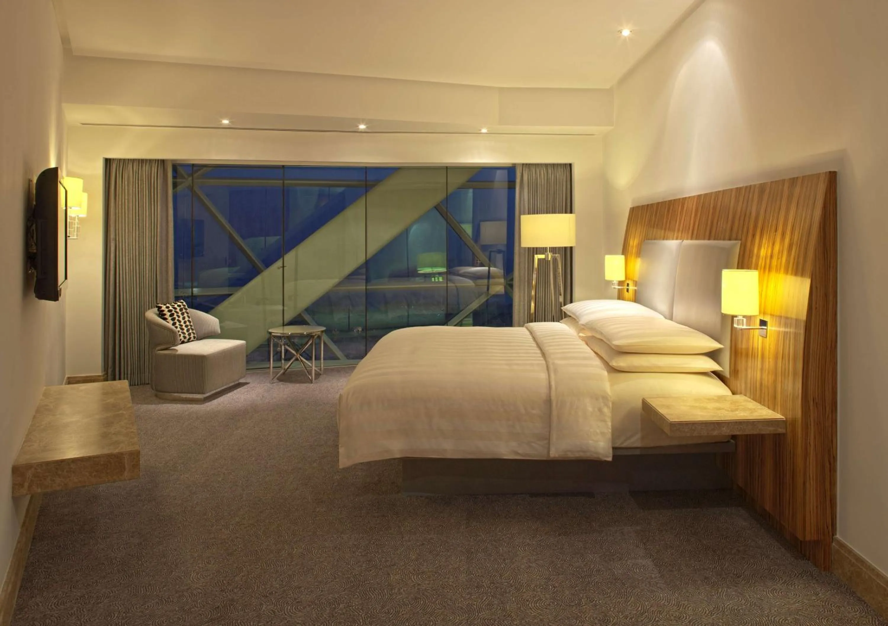 Photo of the whole room, Bed in Andaz Capital Gate Abu Dhabi, By Hyatt