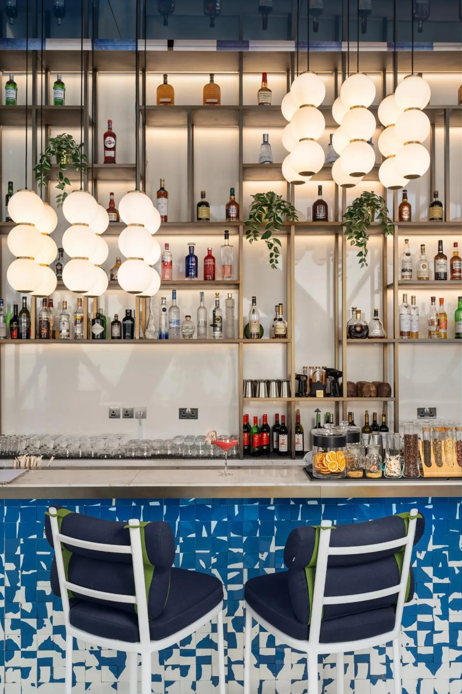 Lounge or bar in Andaz Capital Gate Abu Dhabi, By Hyatt