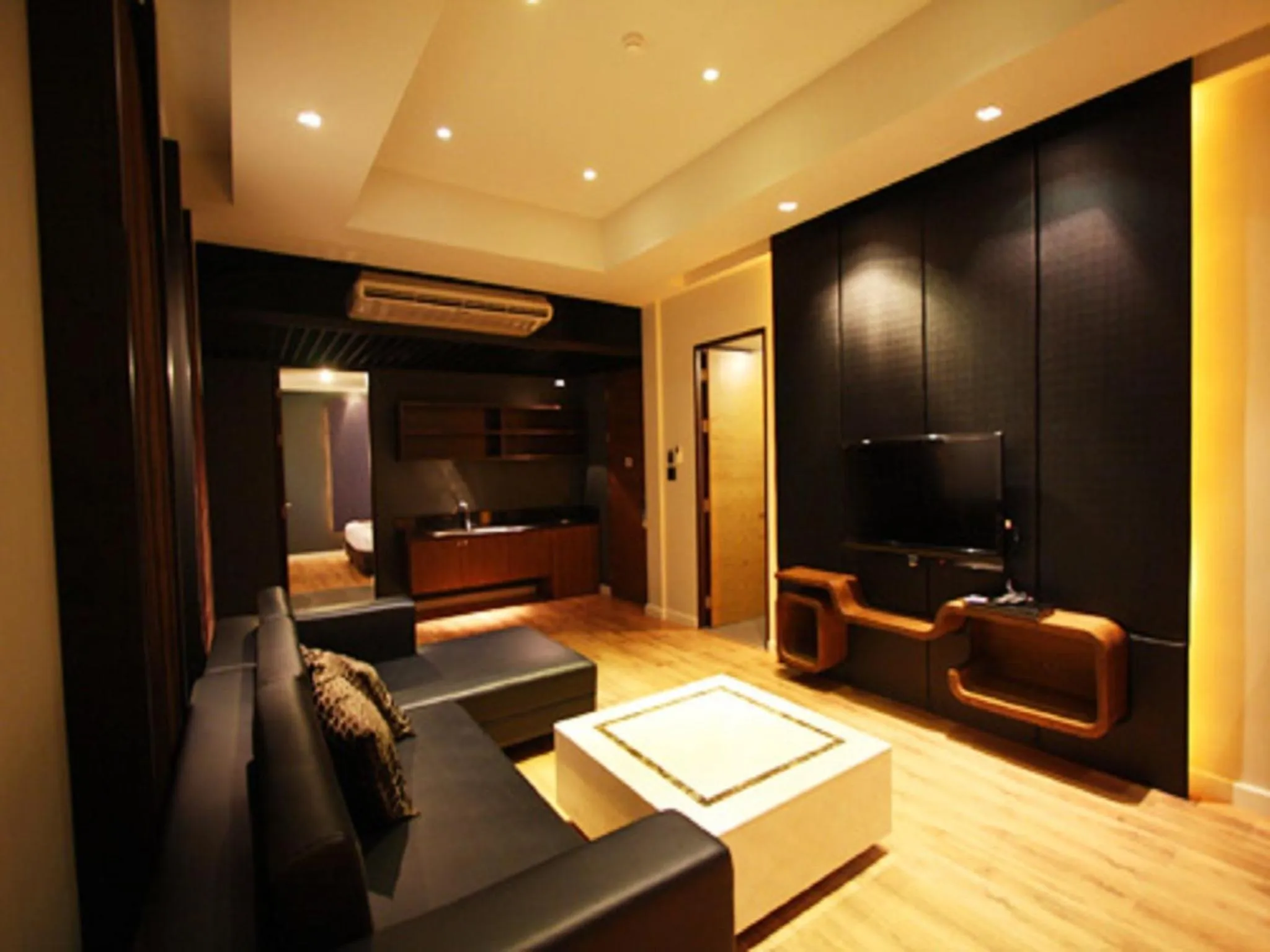 TV and multimedia in Siam Swana